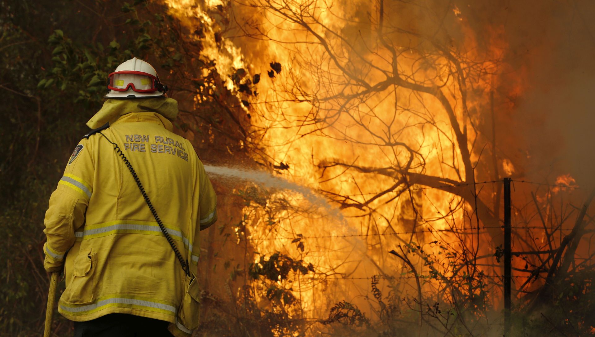epa07989709 A firefighter works to contain a fire near Taree, New South Wales, Australia, 12 November 2019. At least 60 fires are burning across New South Wales, with a fire front of approximately 1,000 kilometers. According to media reports, 200 properties in New South Wales and Queensland have been destroyed since 08 November.  EPA/DARREN PATEMAN AUSTRALIA AND NEW ZEALAND OUT