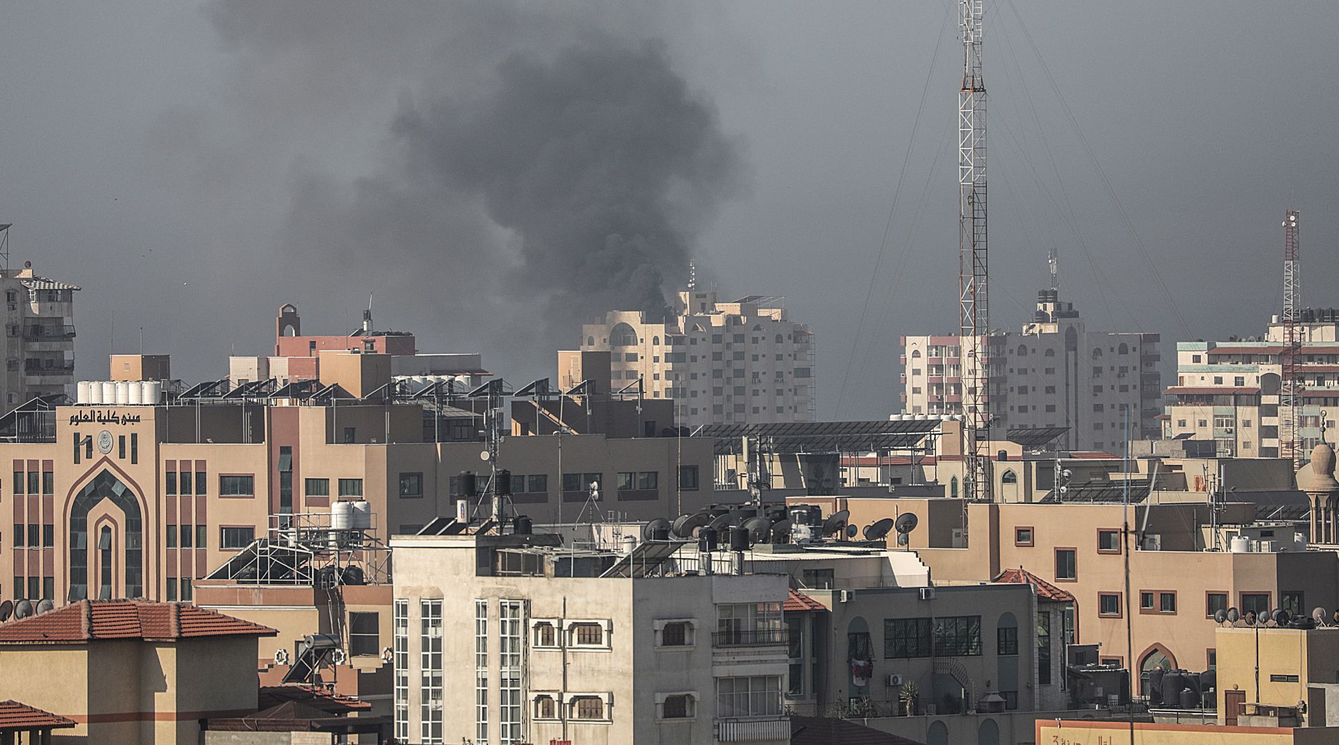 epa07990141 Smoke rises from a building (background) following an Israeli airstrike in Gaza City, 12 November 2019. According to reports, the Israeli Air Force (IAF) has targeted and killed in Gaza early 12 November, Bahaa Abu-el Atta (Baha Abu al-Ata), a senior Islamic Jihad commander who Israel has accused of being behind recent barrages of rockets. The Israeli raids in Gaza immediately prompted rounds of retaliatory rockets from Gaza.  EPA/MOHAMMED SABER