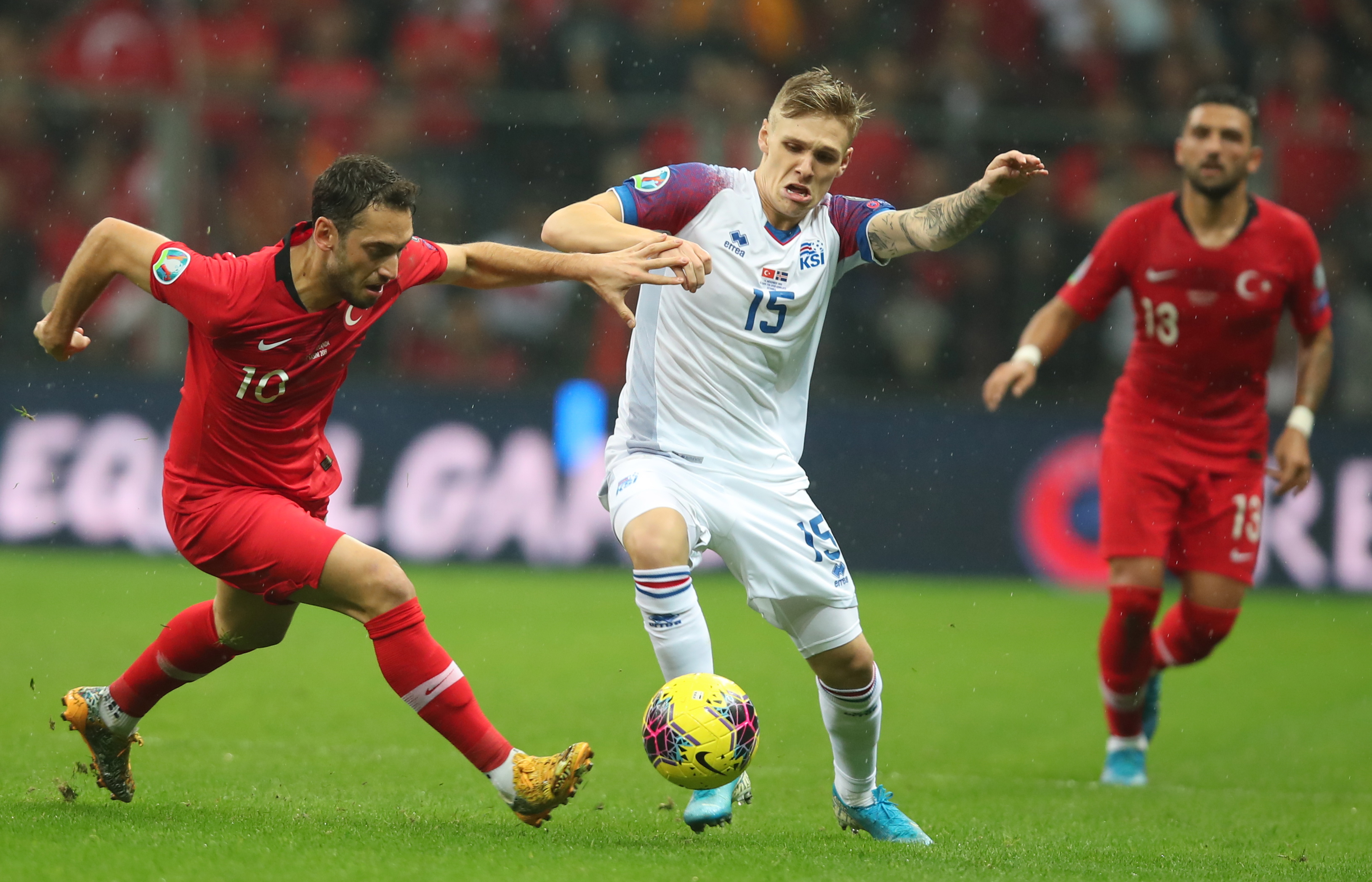 epa07996322 Turkey's Hakan Calhanoglu (L) in action against Iceland's Amor Sigurdsson (R) during the UEFA Euro 2020 qualifier Group H soccer match between Turkey and Iceland in Istanbul, Turkey, 14 November 2019.  EPA/TOLGA BOZOGLU