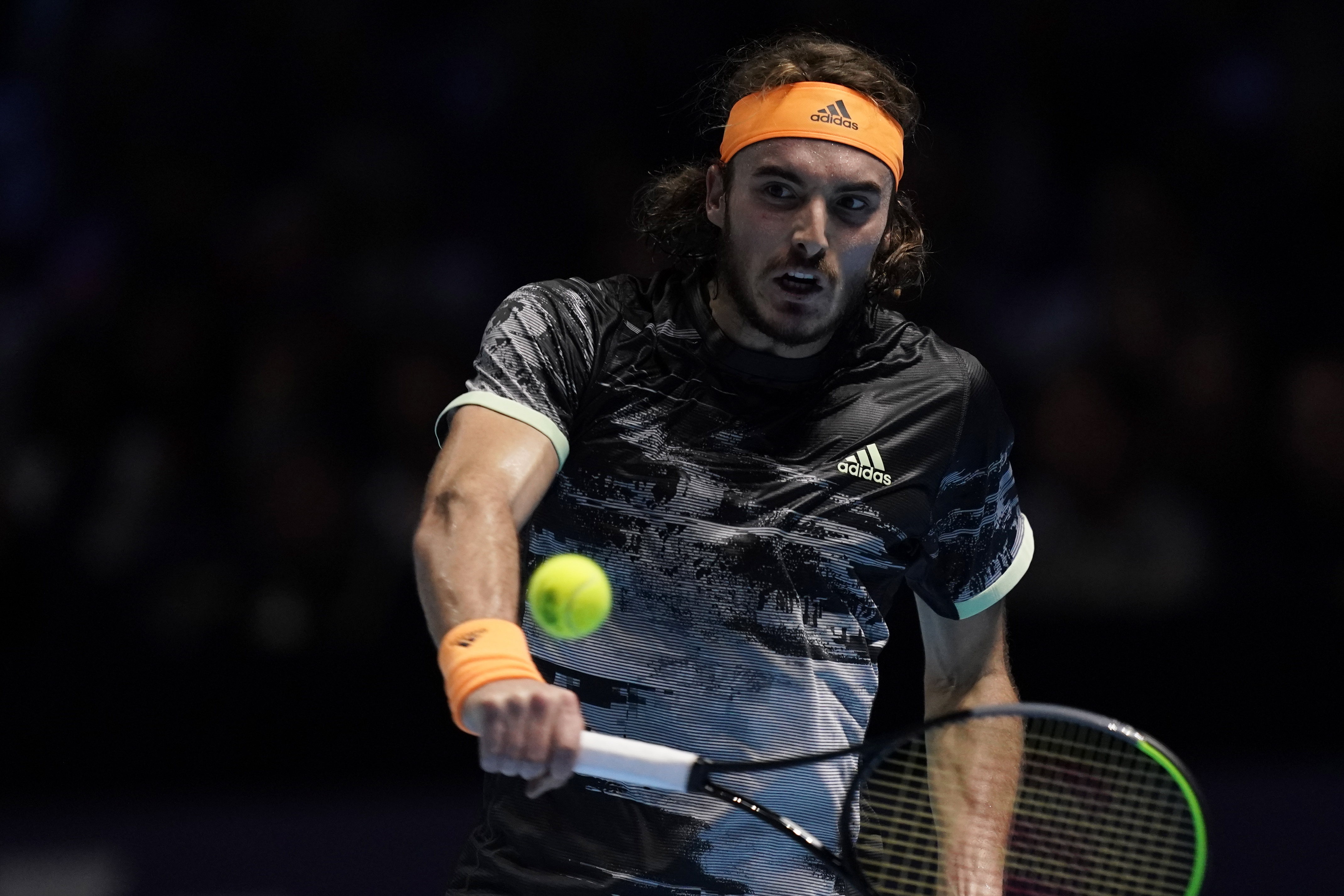 epa08001915 Stefanos Tsitsipas of Greece returns to Roger Federer of Switzerland during their mens semi final match at the ATP World Tour Finals tennis tournament in London, Britain, 16 November 2019.  EPA/WILL OLIVER