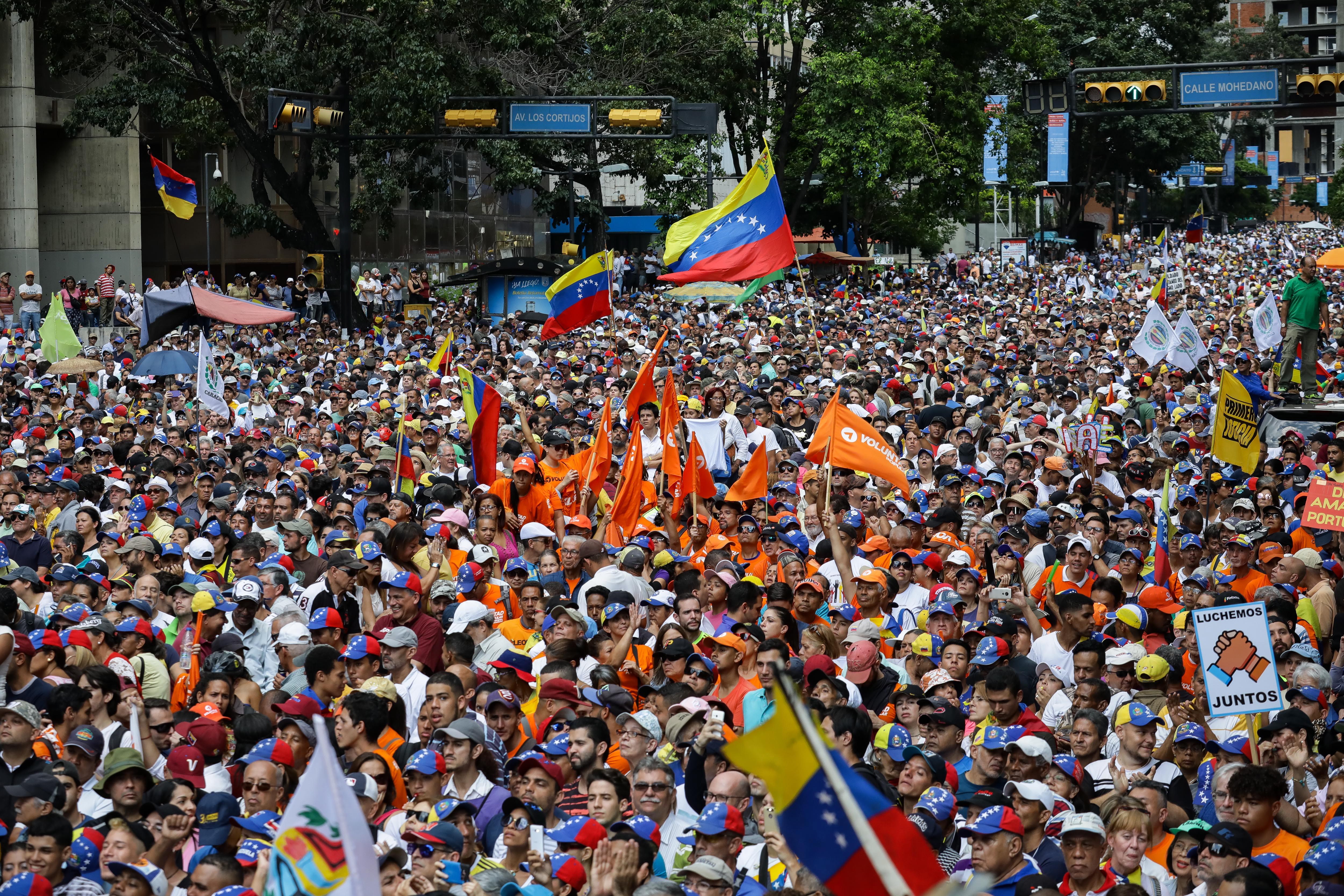 epa08002180 Opponents of the government of Nicolas Maduro march in Caracas, Venezuela, 16 November 2019. The opposition call was announced a month ago and during the last few weeks the political forces opposed to Chavism have been encouraging the population to participate in this demonstration. Guaido, recognized as president in charge of Venezuela by almost 60 countries, leads the movement and in recent hours has intensified his calls to the street after a student protest that was repressed with tear gas in Caracas.  EPA/Rayner Pena