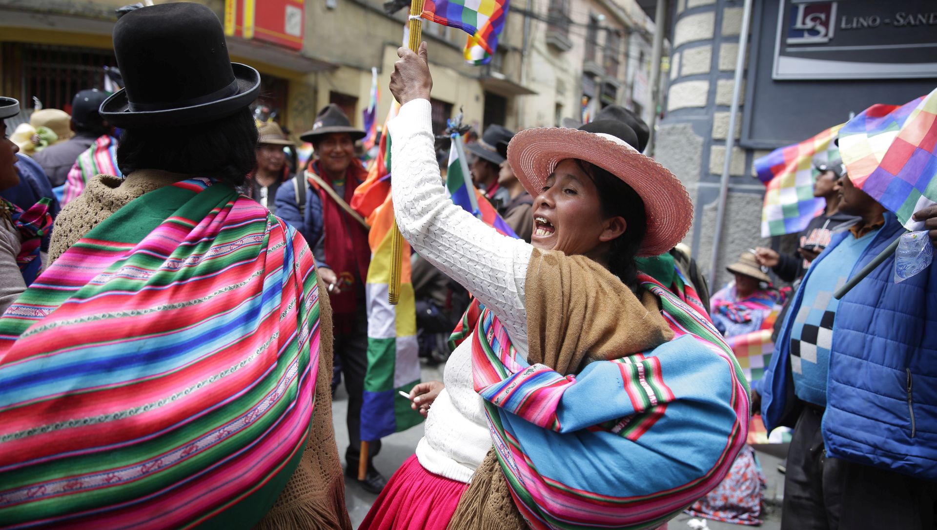 epa08007126 Bolivians participate in a rally in favor of Evo Morales, in La Paz, Bolivia, 18 November 2019. Bolivia has plunged into a crisis after the contested elections result of 20 October. One week after Morales' resignation on 10 November, his supporters are protesting against the interim government of Jeanine Anez.  EPA/RODRIGO SURA