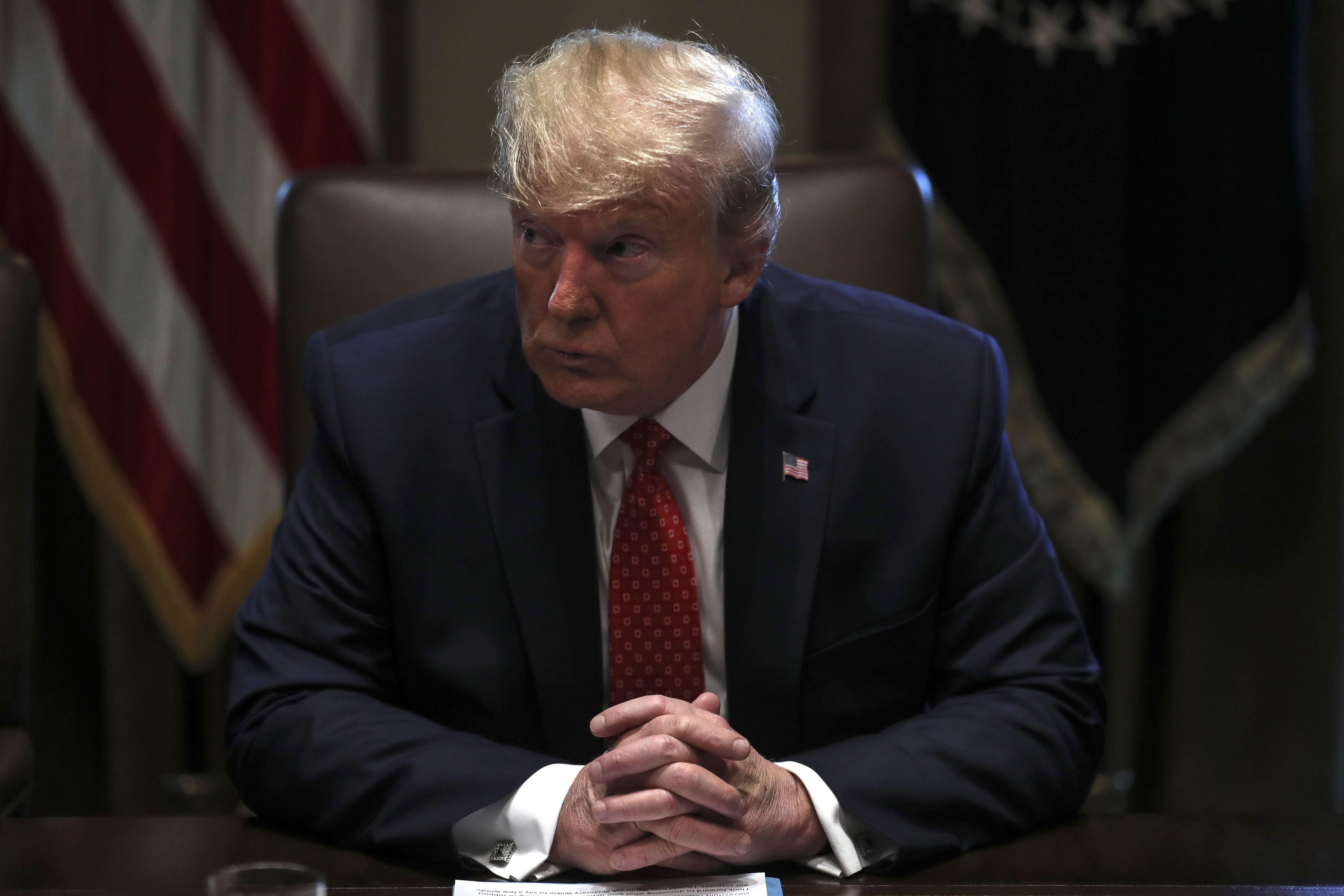 epa08009012 US President Donald J. Trump prays during a Cabinet Meeting in the Cabinet Room of the White House in Washington, DC, USA, 19 November 2019.  EPA/Oliver Contreras / POOL