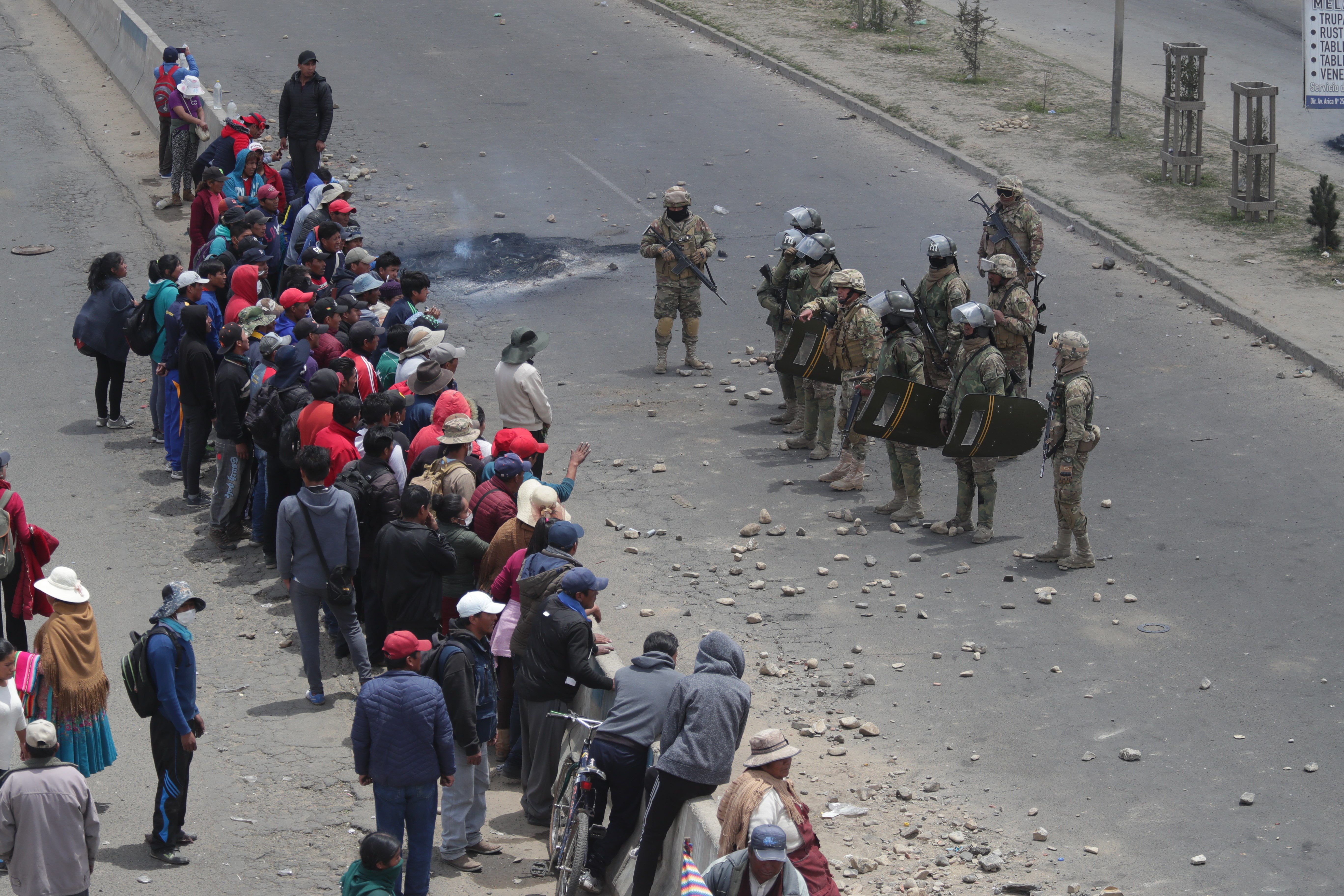 epa08009332 People takes part in protests in El Alto, Bolivia 19 November 2019. Police and military dispersed protesters protesting against the interim government of Jeanine Áñez in El Alto at the Senkata region half an hour from La Paz, Bolivia. The banner reads 'Áñez murderer'  EPA/Rodrigo Sura