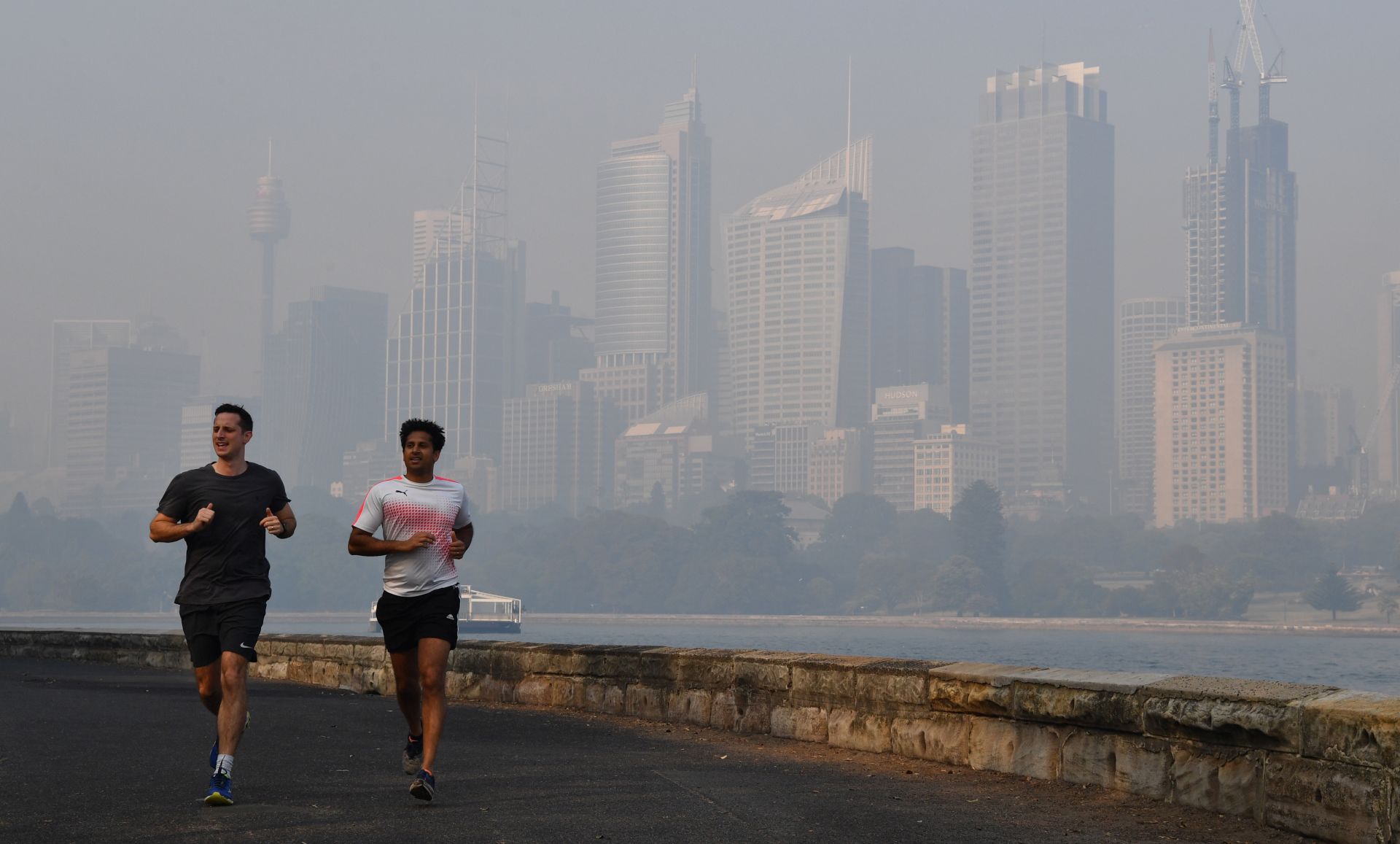 epa08012897 Thick smoke hangs in the sky in Sydney, Australia, 21 November 2019. The smoke comes from the Gospers Mountain fire north west of Sydney, which has been burning for over a week now, and has burnt more than 160,000 hectares of land.  EPA/DEAN LEWINS  AUSTRALIA AND NEW ZEALAND OUT