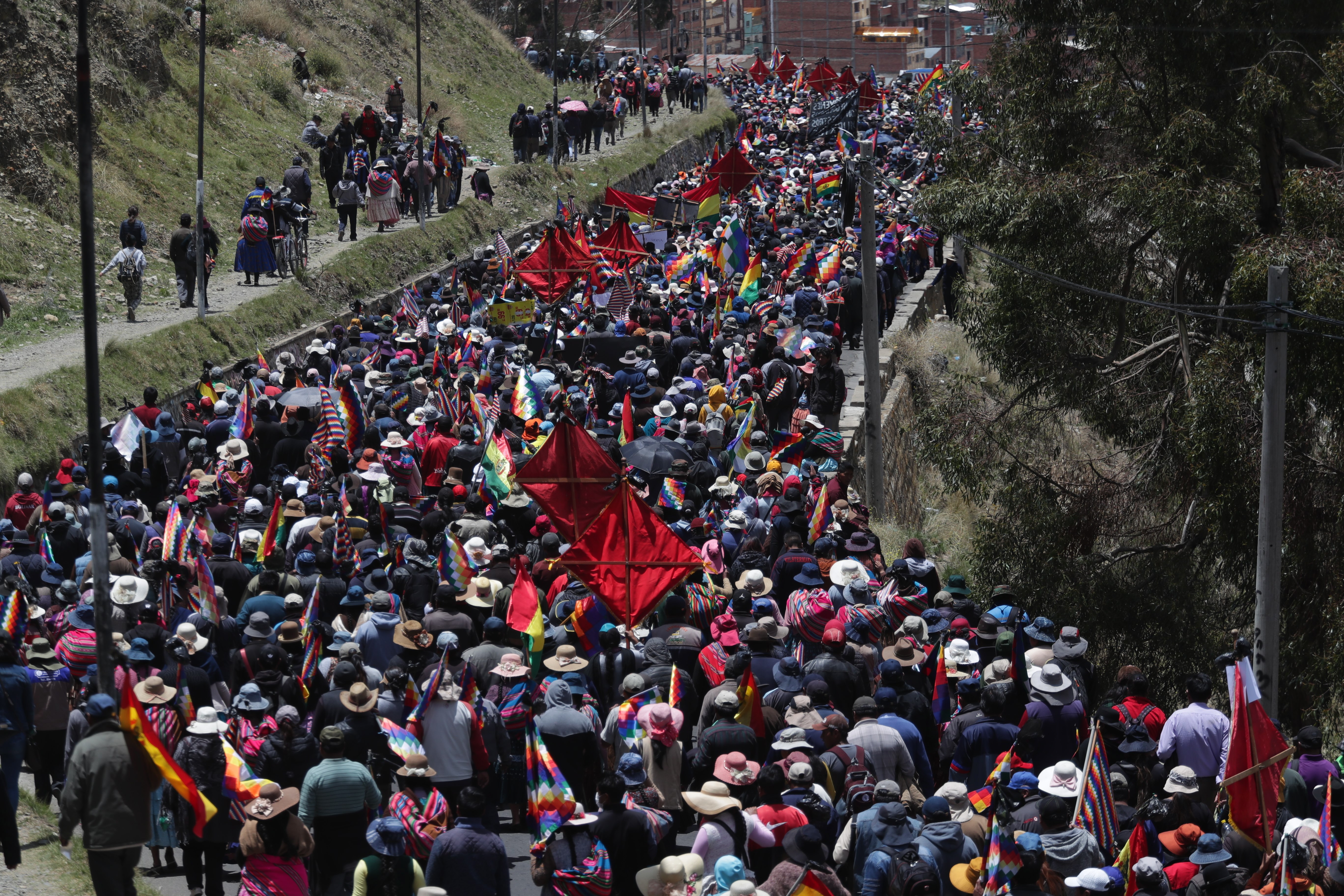 epa08015263 Hundreds of people march for the victims of the confrontation with law enforcement, along with the coffins of the eight killed, from El Alto to La Paz, Bolivia 21 November 2019.  Bolivia has plunged into a crisis with several people killed during violent protests after the contested elections result of 20 October.  EPA/Rodrigo Sura