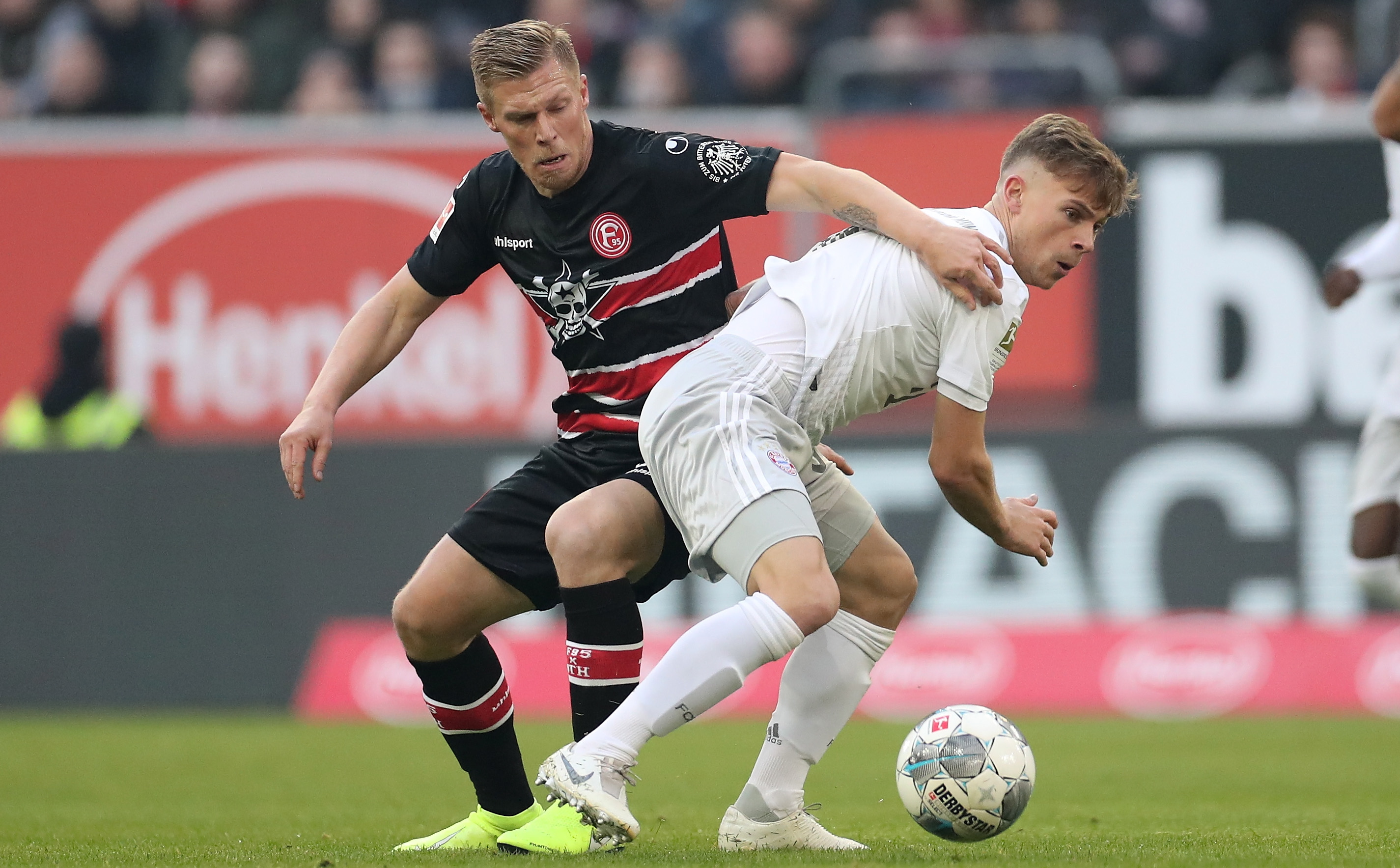 epa08019618 Bayern's Joshua Kimmich (R) in action with Duesseldorf's Rouwen Hennings (L) during the German Bundesliga soccer match between Fortuna Duesseldorf and FC Bayern Munich in Duesseldorf, Germany, 23 November 2019.  EPA/FRIEDEMANN VOGEL CONDITIONS - ATTENTION: The DFL regulations prohibit any use of photographs as image sequences and/or quasi-video.