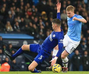 epa08020337 Manchester City's Kevin De Bruyne (R) in action against Chelsea's Jorginho (L) during the English Premier League match between Manchester City and Chelsea in Manchester, Britain, 23 November 2019.  EPA/JON SUPER EDITORIAL USE ONLY. No use with unauthorized audio, video, data, fixture lists, club/league logos or 'live' services. Online in-match use limited to 120 images, no video emulation. No use in betting, games or single club/league/player publications