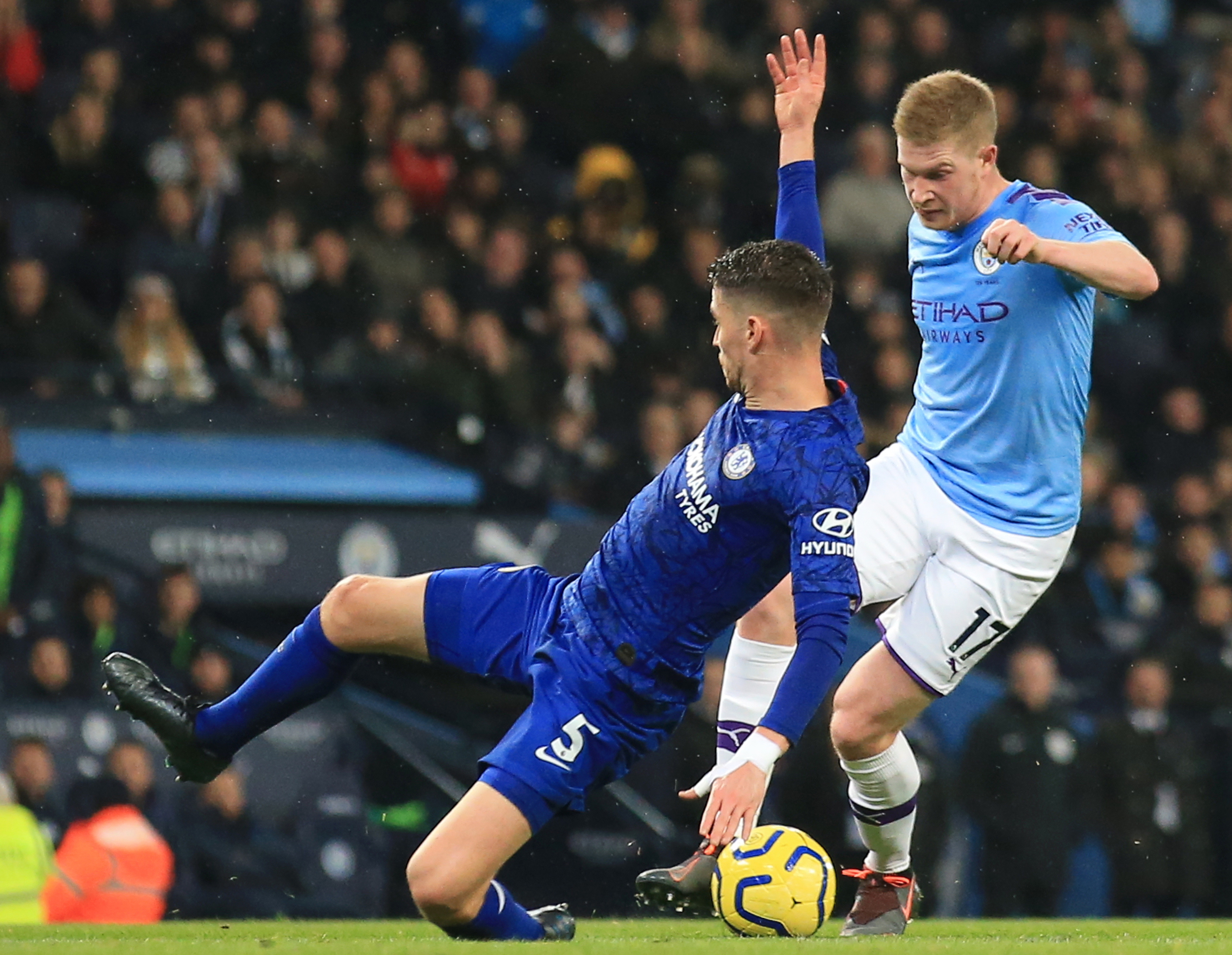epa08020337 Manchester City's Kevin De Bruyne (R) in action against Chelsea's Jorginho (L) during the English Premier League match between Manchester City and Chelsea in Manchester, Britain, 23 November 2019.  EPA/JON SUPER EDITORIAL USE ONLY. No use with unauthorized audio, video, data, fixture lists, club/league logos or 'live' services. Online in-match use limited to 120 images, no video emulation. No use in betting, games or single club/league/player publications