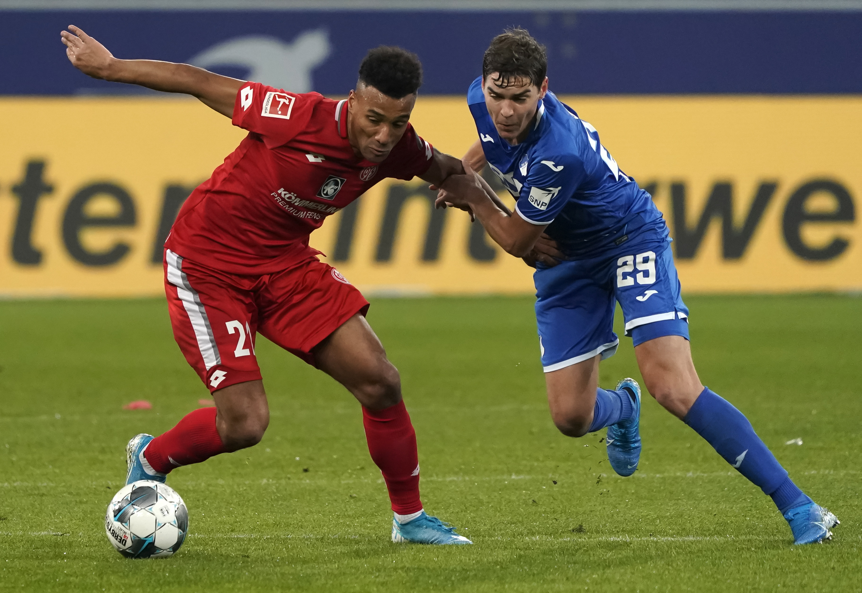 epa08022650 Robert Skov of Hoffenheim (R) in action against Karim Onisiwo of Mainz (L) during the German Bundesliga soccer match between TSG 1899 Hoffenheim and FSV Mainz 05 in Sinsheim, Germany, 24 November 2019.  EPA/RONALD WITTEK CONDITIONS - ATTENTION: The DFL regulations prohibit any use of photographs as image sequences and/or quasi-video.
