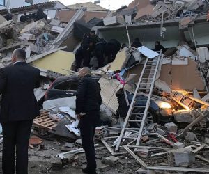 Tirana, 26.11.2019 - Najmanje èetvero ljudi poginulo je nakon to je najsnaniji potres u proteklih nekoliko desetljeæa pogodio glavni grad Albanije Tiranu i okolno podruèje u utorak, pri èemu se nekoliko zgrada uruilo a stanovnici ostali pod ruevinama.
foto HINA/ ATA/ ATSH/ ik