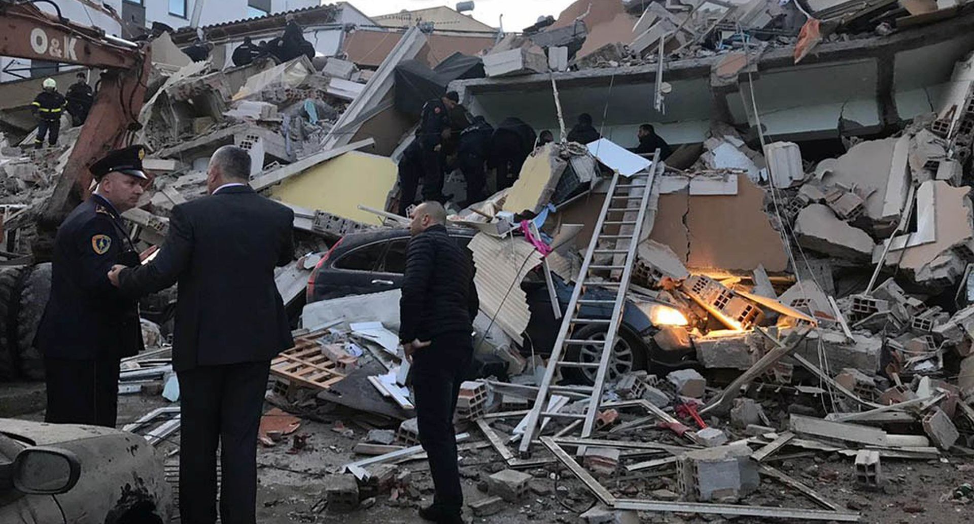 Tirana, 26.11.2019 - Najmanje èetvero ljudi poginulo je nakon to je najsnaniji potres u proteklih nekoliko desetljeæa pogodio glavni grad Albanije Tiranu i okolno podruèje u utorak, pri èemu se nekoliko zgrada uruilo a stanovnici ostali pod ruevinama.
foto HINA/ ATA/ ATSH/ ik