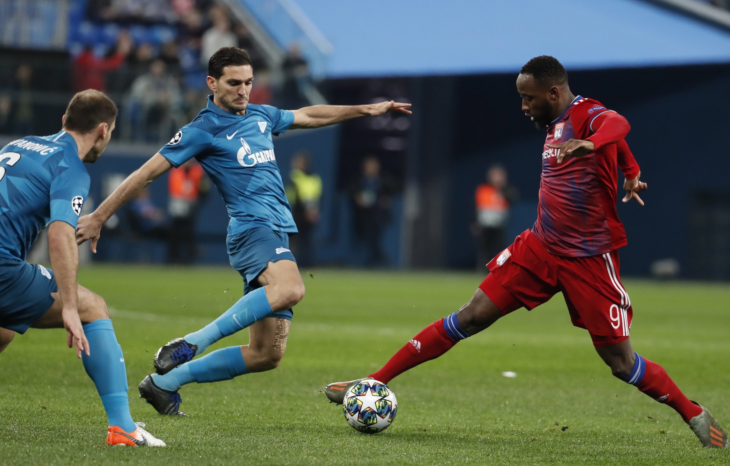 epa08029434 Magomed Ozdoev (C) of Zenit and Moussa Dembele of Lyon (R) in action during the UEFA Champions League group G soccer match between Zenit St Petersburg and Olympique Lyon in Saint Petersburg, Russia, 27 November 2019.  EPA/ANATOLY MALTSEV