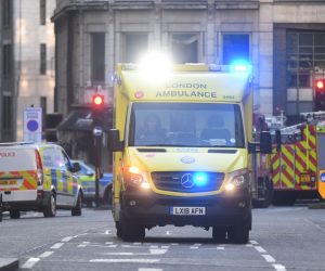 epa08033218 Medical services at the scene of an incident at London Bridge in London, Britain, 29 November 2019. According to reports, a man has been detained after police officers were called to a stabbing at London Bridge. Several people have been injured.  EPA/FACUNDO ARRIZABALAGA