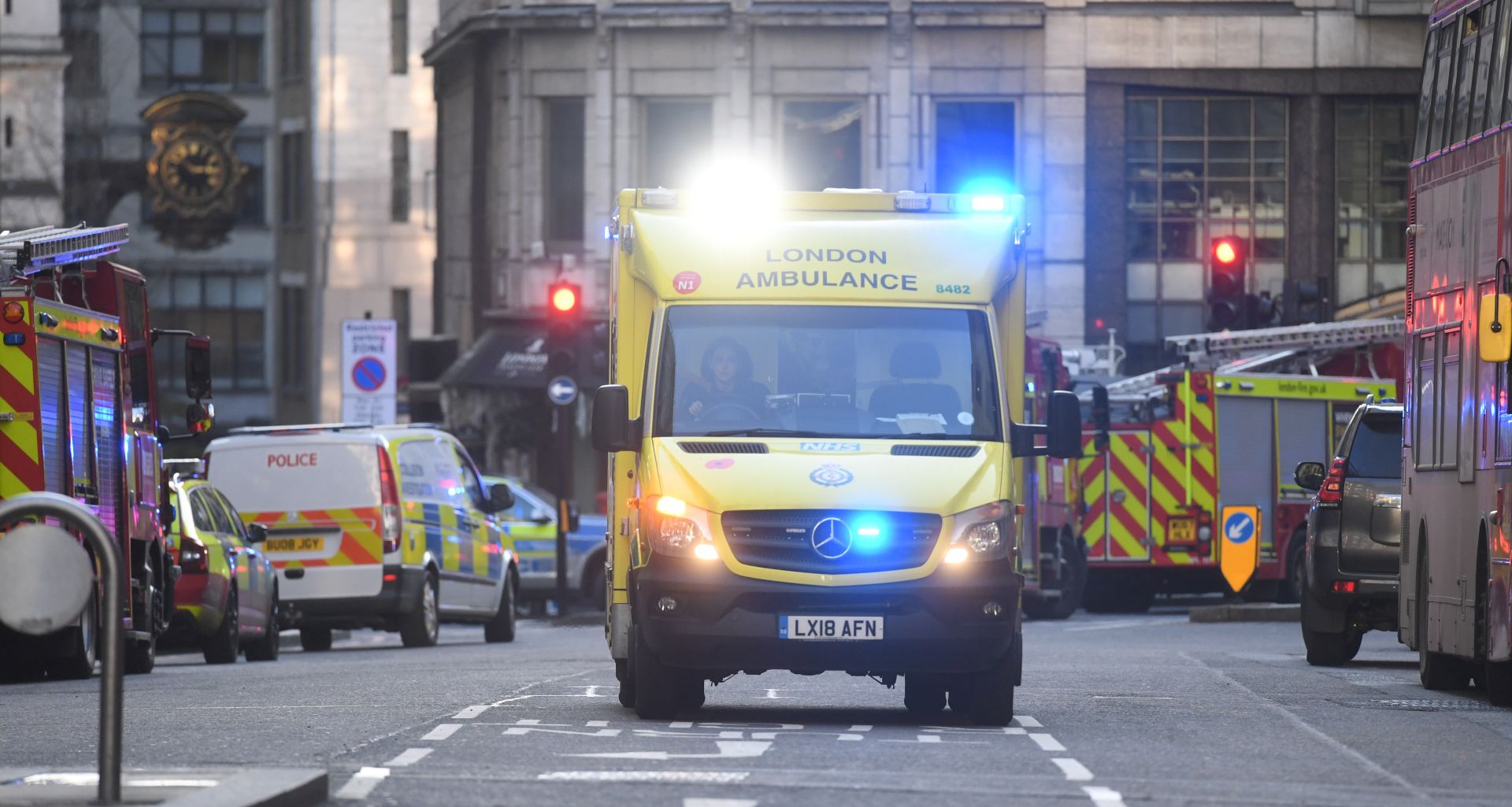 epa08033218 Medical services at the scene of an incident at London Bridge in London, Britain, 29 November 2019. According to reports, a man has been detained after police officers were called to a stabbing at London Bridge. Several people have been injured.  EPA/FACUNDO ARRIZABALAGA