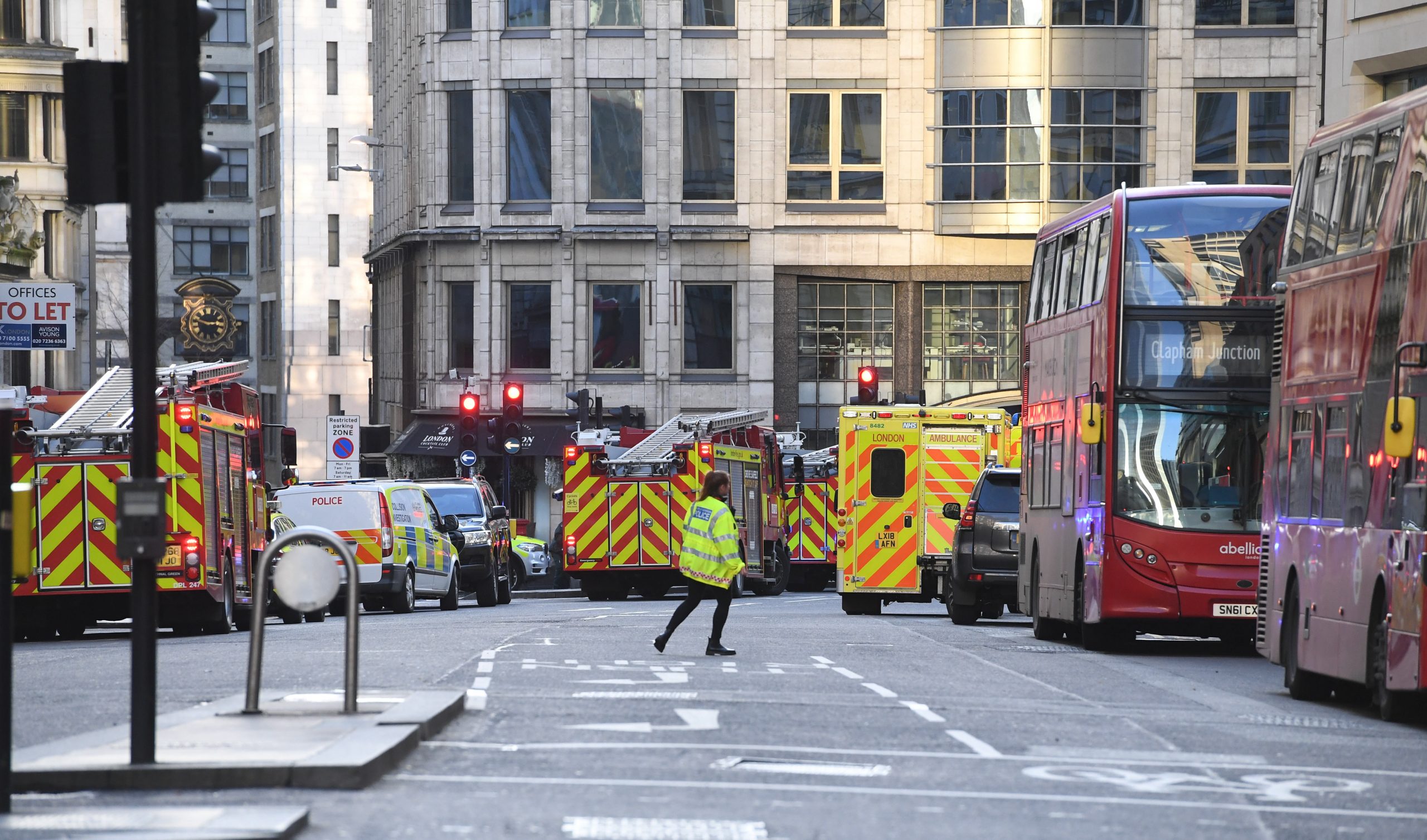 epa08033217 Police at the scene of an incident at London Bridge in London, Britain, 29 November 2019. According to reports, a man has been detained after police officers were called to a stabbing at London Bridge. Several people have been injured.  EPA/FACUNDO ARRIZABALAGA