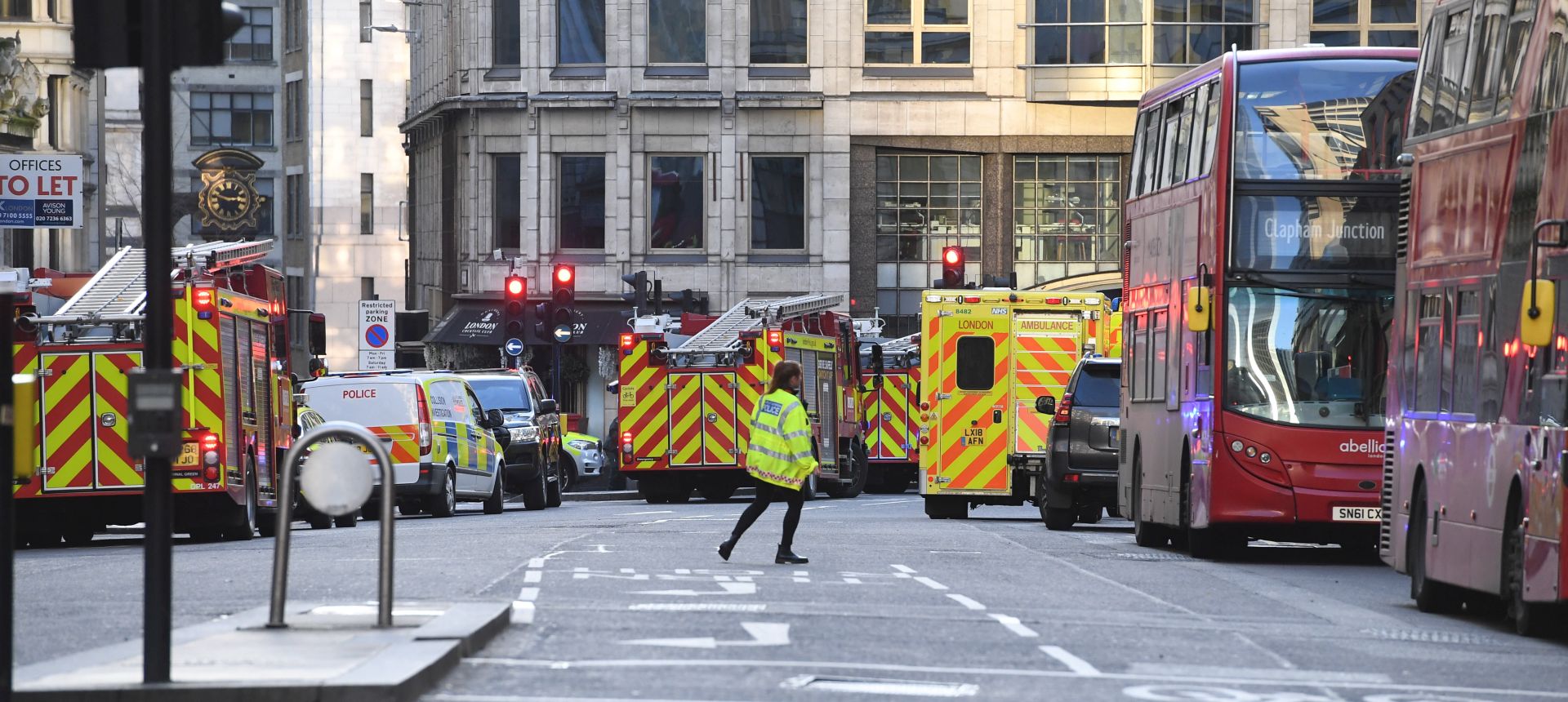 epa08033217 Police at the scene of an incident at London Bridge in London, Britain, 29 November 2019. According to reports, a man has been detained after police officers were called to a stabbing at London Bridge. Several people have been injured.  EPA/FACUNDO ARRIZABALAGA