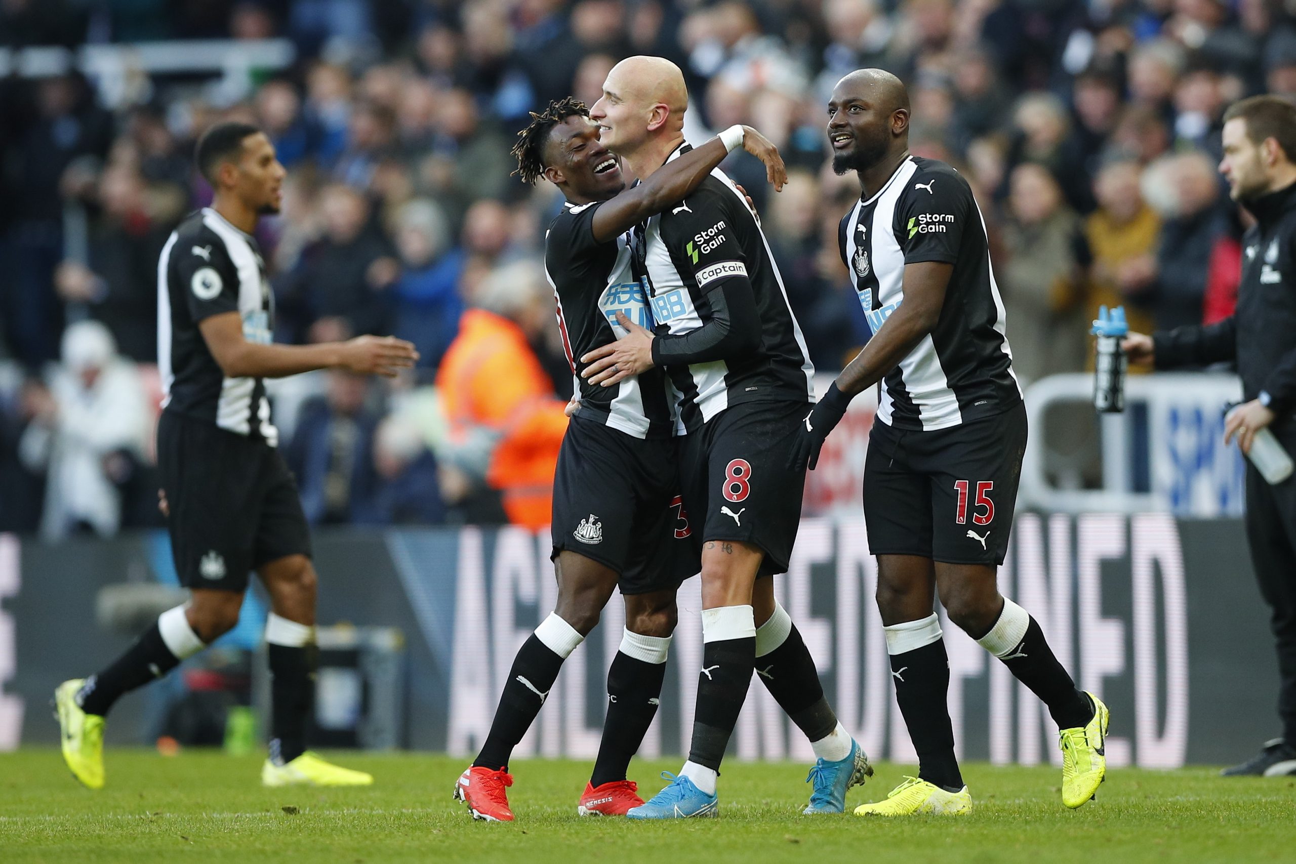 epa08035012 Newcastle's Jonjo Shelvey celebrates after scoring a goal during the English Premier League soccer match between Newcastle United and Manchester City in Newcastle, Britain, 30 November 2019.  EPA/Lynne Cameron EDITORIAL USE ONLY. No use with unauthorized audio, video, data, fixture lists, club/league logos or 'live' services. Online in-match use limited to 120 images, no video emulation. No use in betting, games or single club/league/player publications