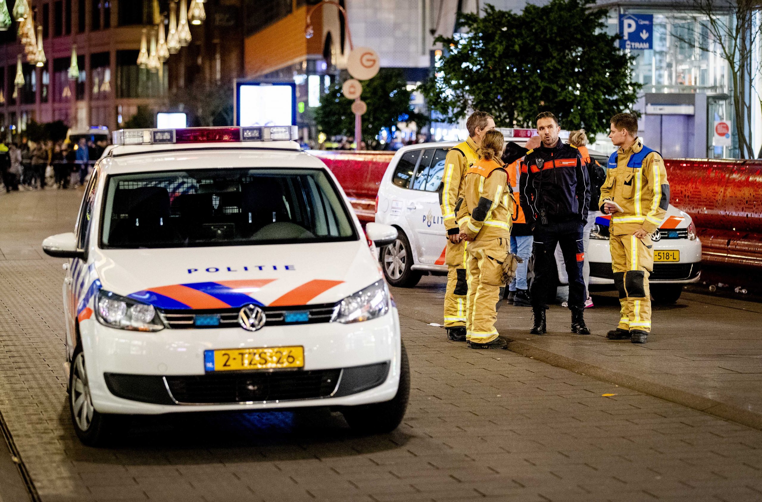 epa08033847 Police in the Grote Marktstraat in The Hague, The Netherlands, 29 November 2019. Several people were injured in a stabbing.  EPA/SEM VAN DER WAL