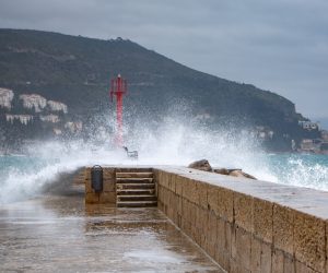 05.04.2019., Stara gradska jezgra, Dubrovnik - Olujno jugo s kisom cijeli dan u Dubrovniku.
Photo: Grgo Jelavic/PIXSELL