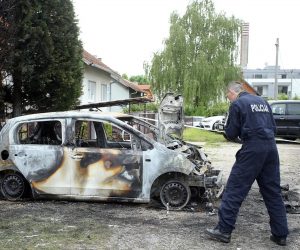 11.05.2017., Zagreb - Parkirani automobil u potpunosti je izgorio ispred obiteljskih kuca na adresi Medpotoki 14. Policijski ocevid je u tijeku. Photo: Goran Stanzl/PIXSELL