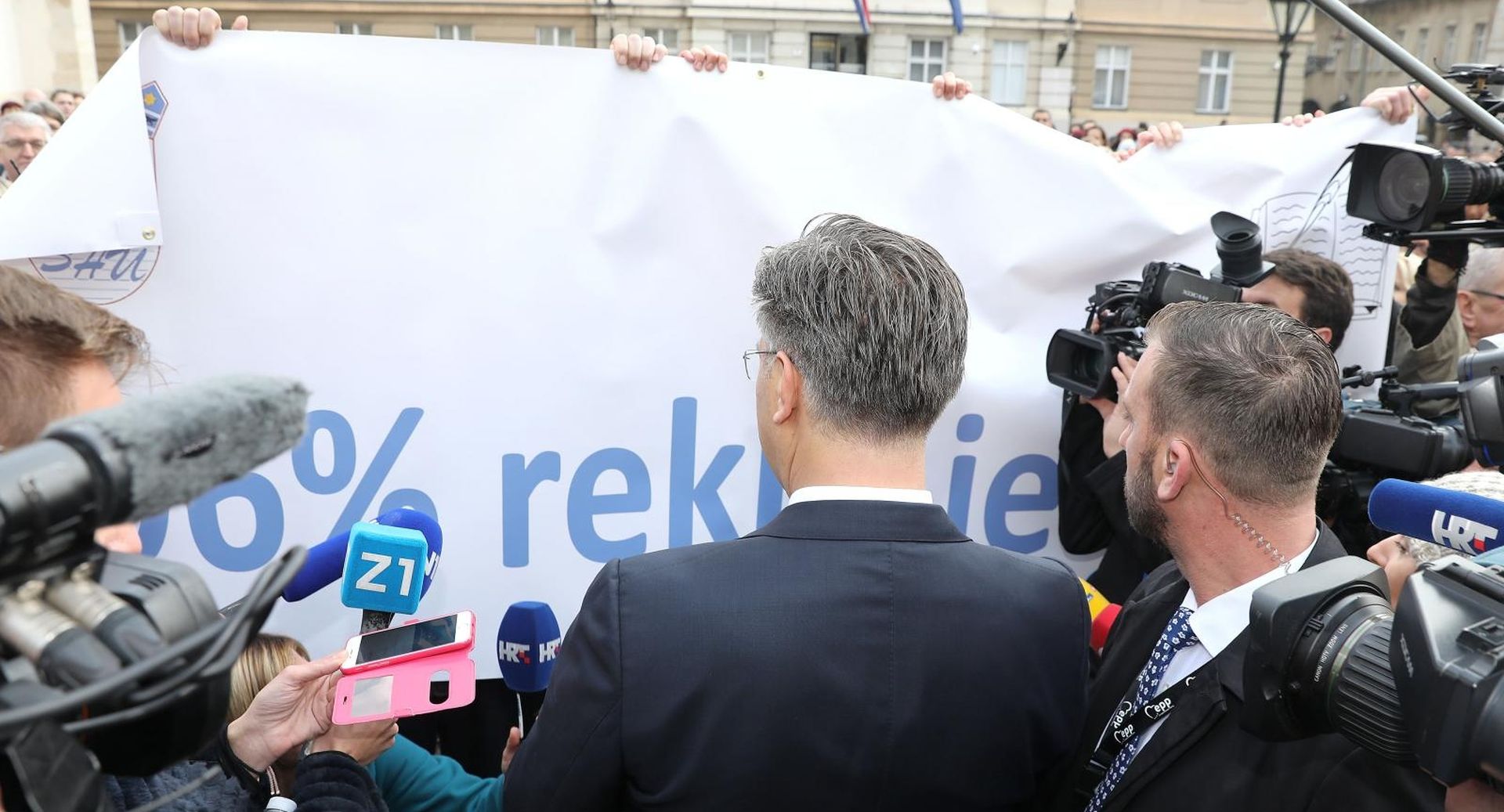 21.11.2019., Zagreb -Premijer Plenkovic obratio se izmedju dva protokola prosvjednicima na Trgu svetog Marka. 
Photo: Patrik Macek/PIXSELL