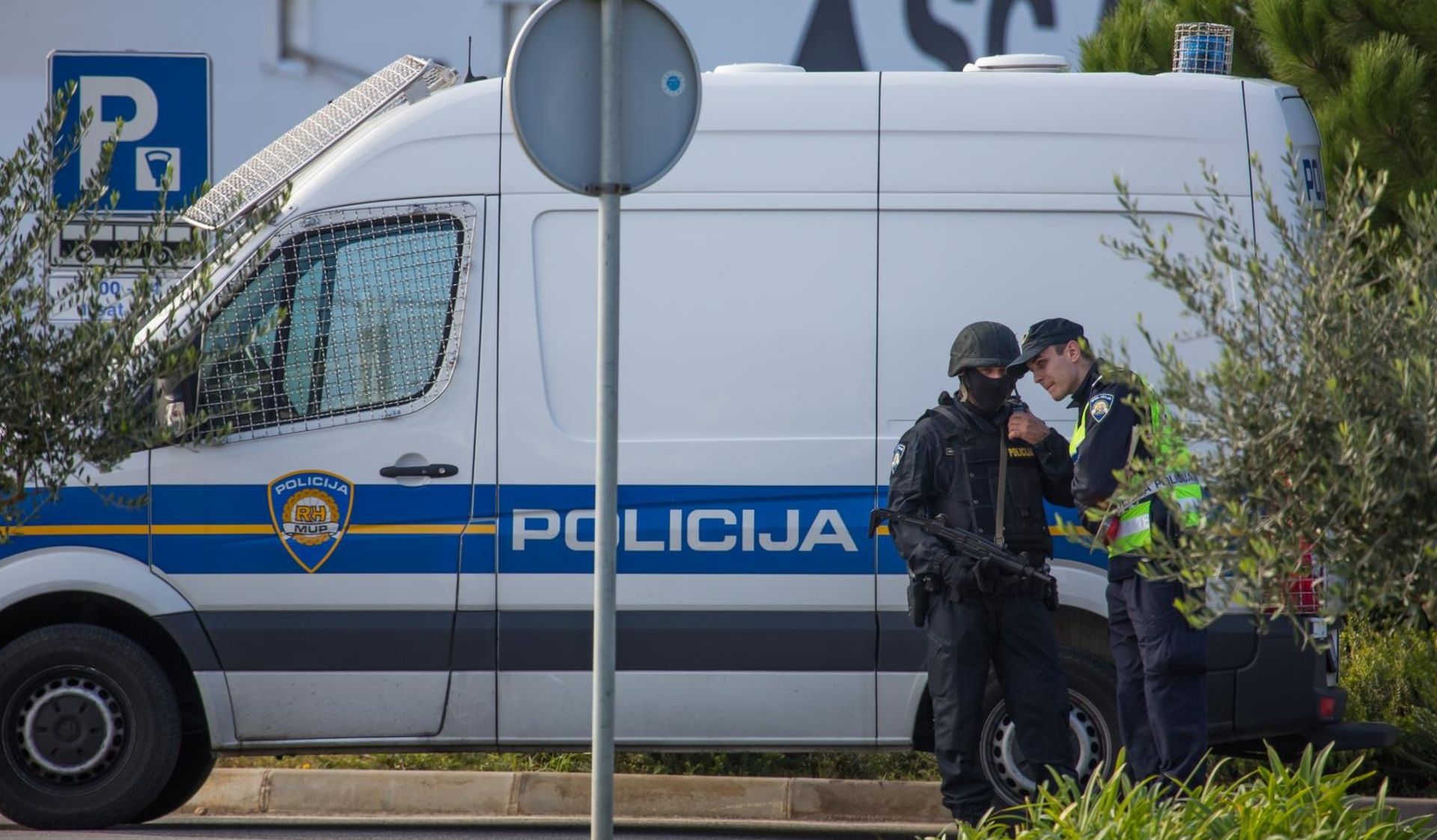 30.10.2015., Luka Gruz, Dubrovnik - Policijska akcija vezana za medjunarodni lanac kriminala. 
Photo: Grgo Jelavic/PIXSELL