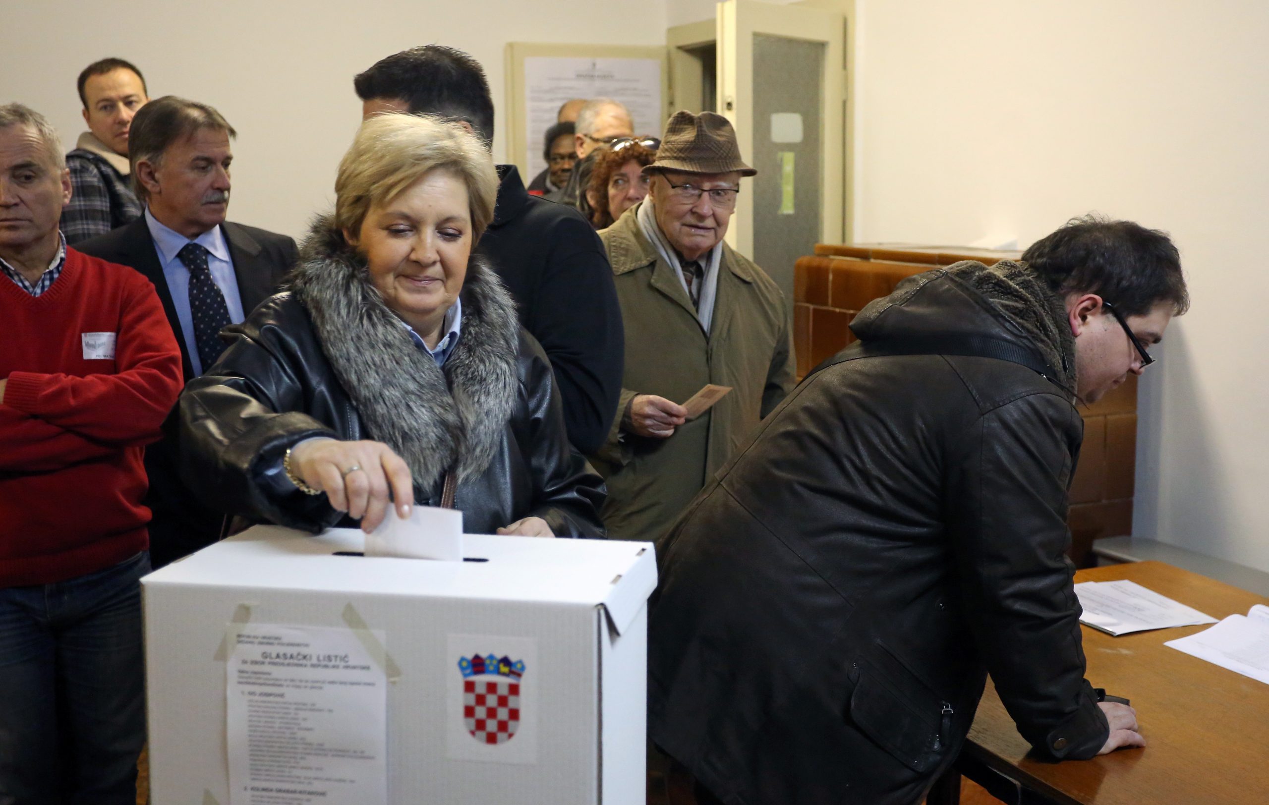 Zagreb, 11.01.2015 - Graðanka glasuje u drugom krugu na Predsjednièkim izborima na biraèkome mjestu u Mjesnom odboru "Nadbiskup Antun Bauer".
foto HINA/ Damir SENÈAR /ds