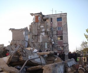 Tirana, 26.11.2019 - Najmanje devetero ljudi poginulo je a stotine su ozlijeðene nakon to je najsnaniji potres u proteklih nekoliko desetljeæa pogodio glavni grad Albanije Tiranu i okolno podruèje u utorak, pri èemu se nekoliko zgrada uruilo a stanovnici ostali pod ruevinama. Na slici vatrogasci, policija i civili uklanjaju ruevine sruene zgrade u Thumaneu na sjeveru Albanije.
foto HINA/ ATA/ ATSH/ ua
