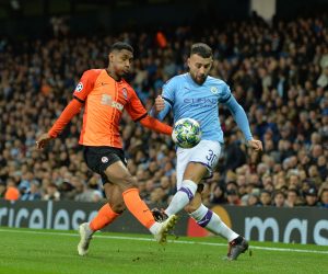 epa08027597 Shakhtar Donetsk's Tete (L) in action against Manchester City's Nicolas Otamendi  (R) during the UEFA Champions League group C soccer match between Manchester City and Shakhtar Donetsk at the Etihad Stadium in Manchester, Britain, 26 November 2019.  EPA/PETER POWELL