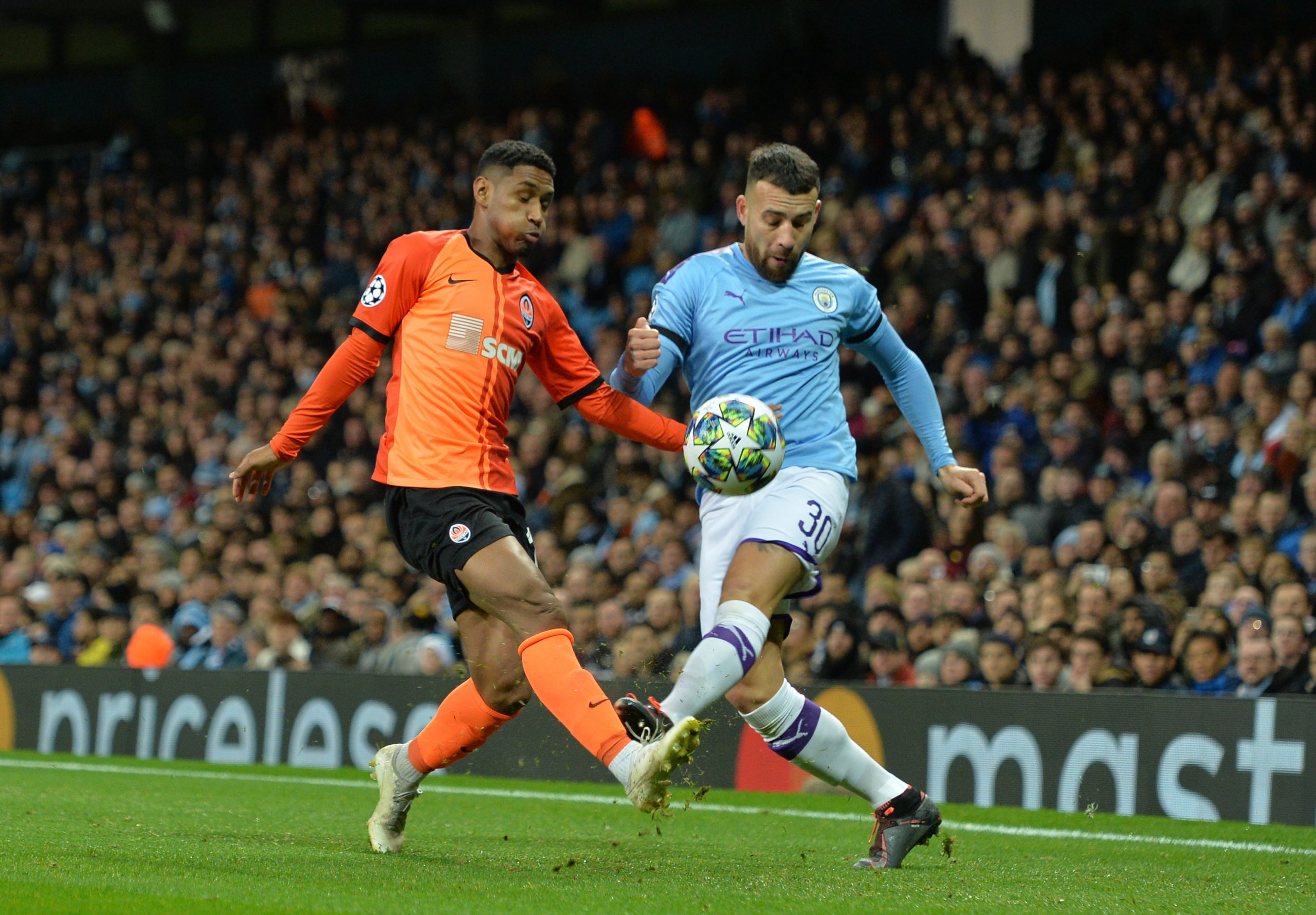 epa08027597 Shakhtar Donetsk's Tete (L) in action against Manchester City's Nicolas Otamendi  (R) during the UEFA Champions League group C soccer match between Manchester City and Shakhtar Donetsk at the Etihad Stadium in Manchester, Britain, 26 November 2019.  EPA/PETER POWELL