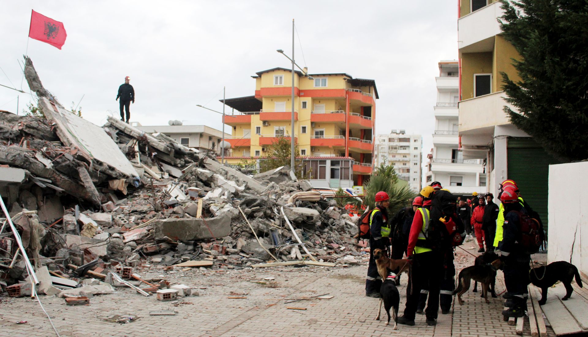 epa08031105 Search and rescue team from Croatia search in the rubble of a building after an earthquake hit Durres, Albania, 28 November 2019. Albania was hit by a 6.4 magnitude earthquake on 26 November 2019, leaving at least 41 people dead and dozens injured.  EPA/MALTON DIBRA