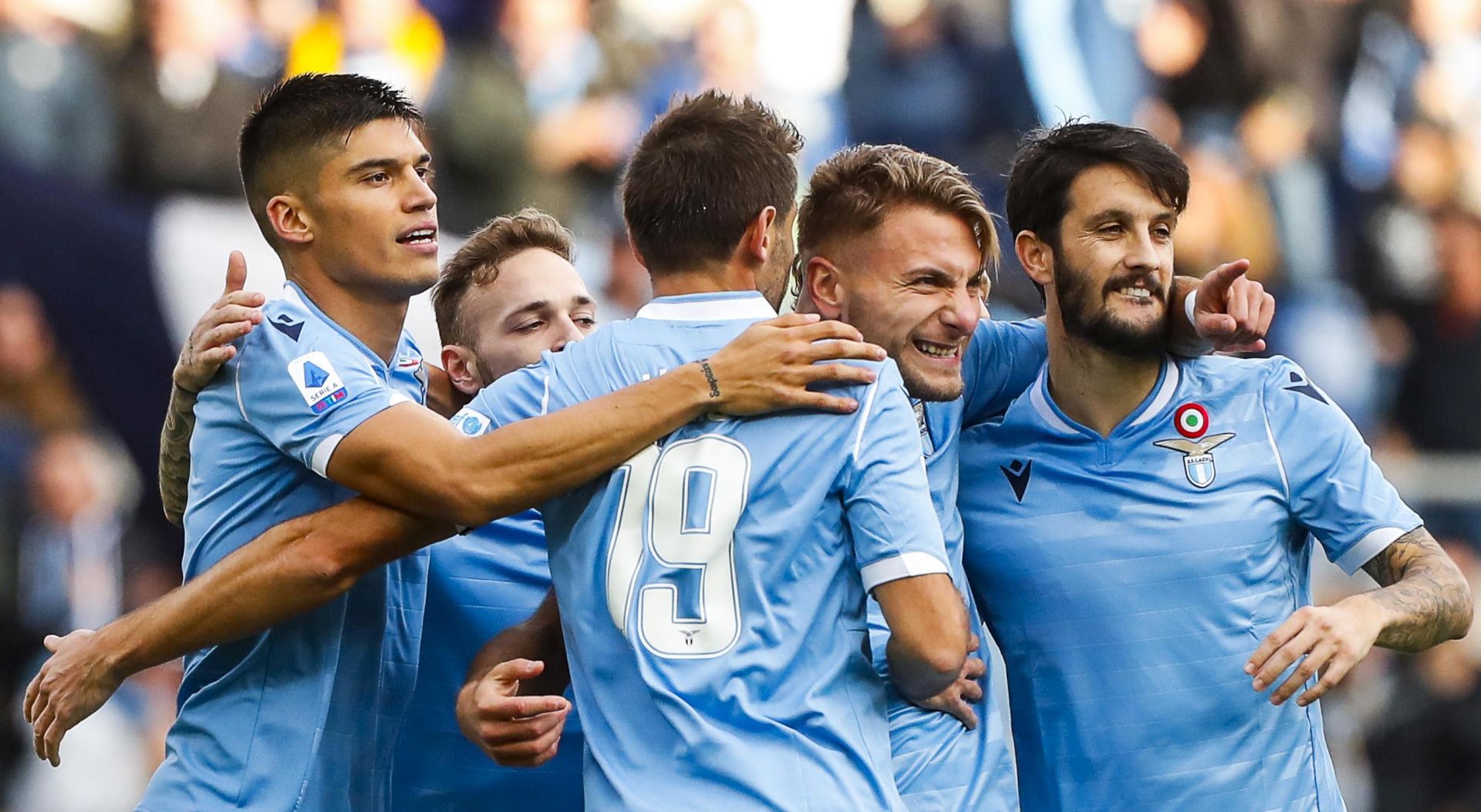 epa08037246 Lazio's Ciro Immobile (2-R) jubilates with his teammates after scoring the 1-0 goal during the Italian Serie A soccer match SS Lazio vs Udinese Calcio at Olimpico stadium in Rome, Italy, 01 December 2019.  EPA/ANGELO CARCONI