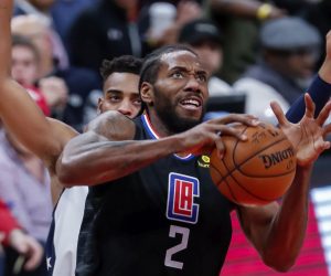 epa08056107 Los Angeles Clippers forward Kawhi Leonard (R) in action during the second half of the NBA basketball game between the Los Angeles Clippers and the Washington Wizards at CapitalOne Arena in Washington, DC, USA, 08 December 2019.  EPA/ERIK S. LESSER SHUTTERSTOCK OUT