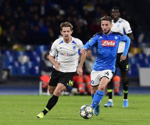 epa08060663 Napoli's Dries Mertens (R) in action during the UEFA Champions League Group E soccer match between SSC Napoli and KRC Genk at the San Paolo stadium in Naples, Italy, 10 December  2019.  EPA/CIRO FUSCO