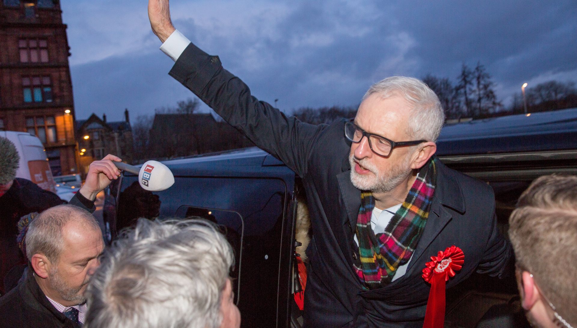 epa08061979 Labour Party leader Jeremy Corbyn on the campaign trail in Govan, Glasgow, Britain, 11 December 2019, the final day of the election campaign before the United Kingdom goes to the polls in general elections December 12.  EPA/Robert Perry