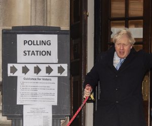 epa08064410 British Prime Minister Boris Johnson arrives with his dog Dilyn at the Central Methodist Hall in London, Britain, 12 December 2019. Britons go to the polls on 12 December 2019 in a general election to vote for a new parliament.  EPA/FACUNDO ARRIZABALAGA