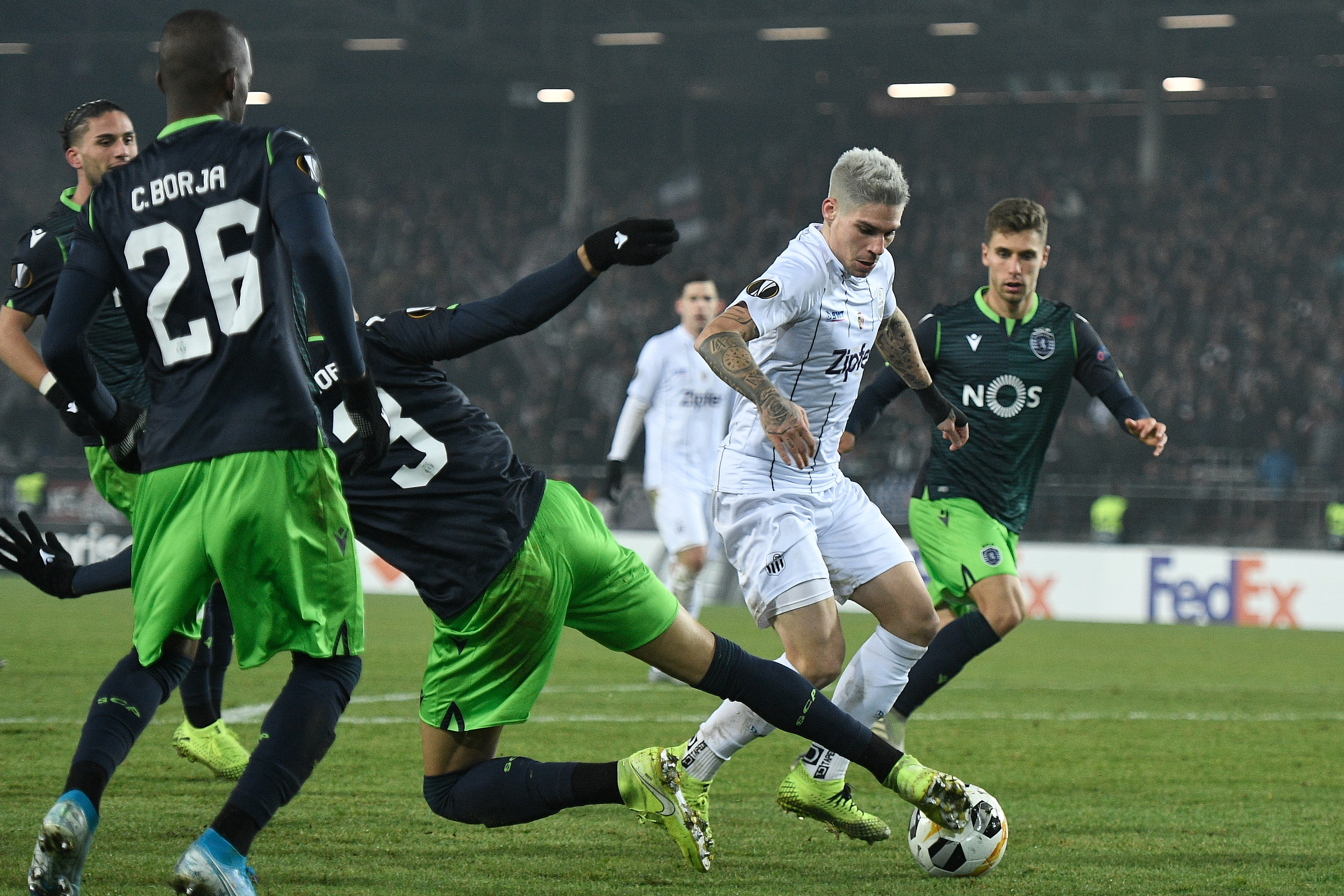 epa08066396 Sporting's Tiago Ilori (2-L) and LASK’S Dominik Frieser (R) in action during the UEFA Europa League group D soccer match between LASK Linz and Sporting CP in Linz, Austria, 12 December 2019.  EPA/CHRISTIAN BRUNA