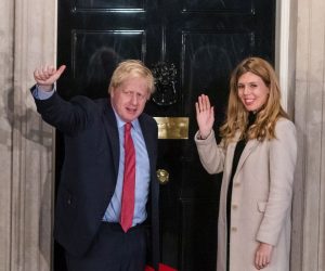 epa08067986 British Prime Minister Boris Johnson and his girlfriend Carrie Symonds arrive back in 10 Downing Street in London, Britain, 13 December 2019. Britons went to the polls for a general election on 12 December 2019, which the Conservative Party led by British Prime Minister Boris Johnson has won with an overall majority.  EPA/VICKIE FLORES