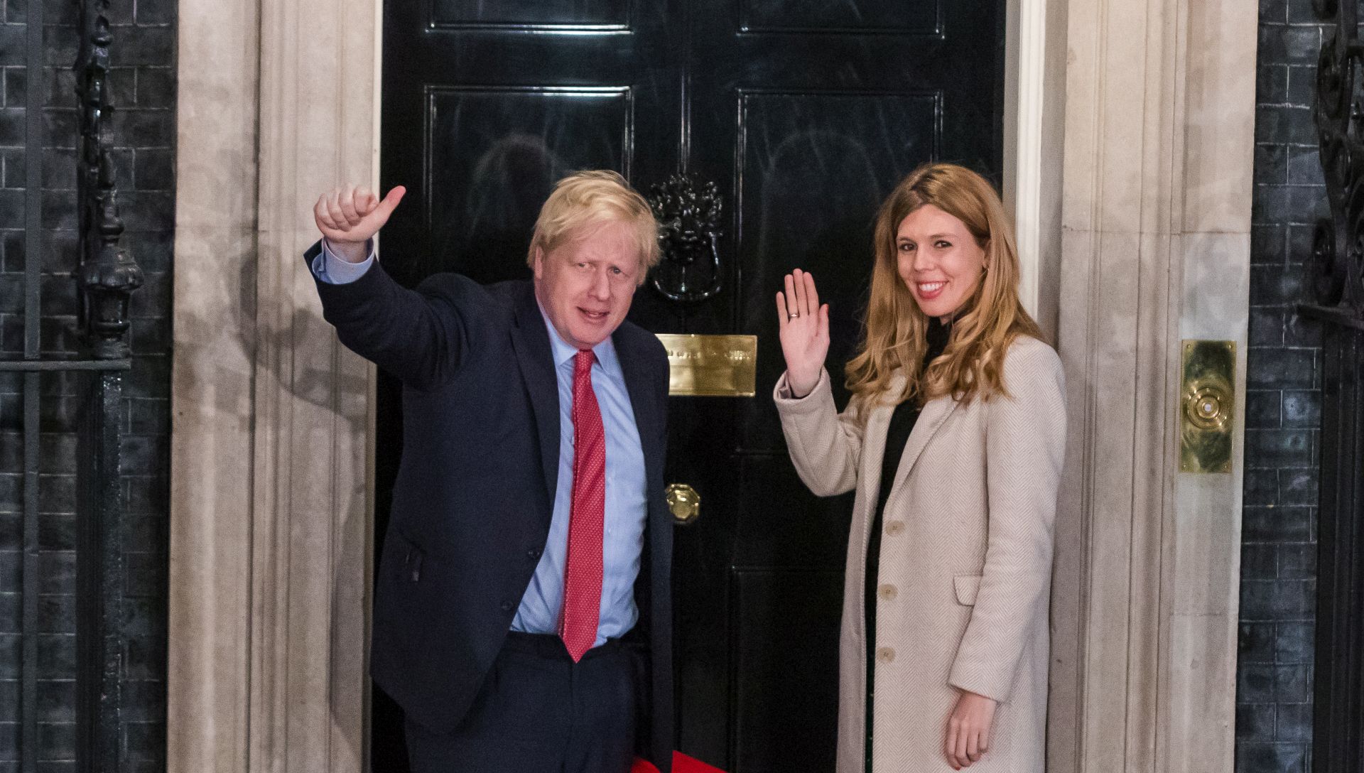 epa08067986 British Prime Minister Boris Johnson and his girlfriend Carrie Symonds arrive back in 10 Downing Street in London, Britain, 13 December 2019. Britons went to the polls for a general election on 12 December 2019, which the Conservative Party led by British Prime Minister Boris Johnson has won with an overall majority.  EPA/VICKIE FLORES