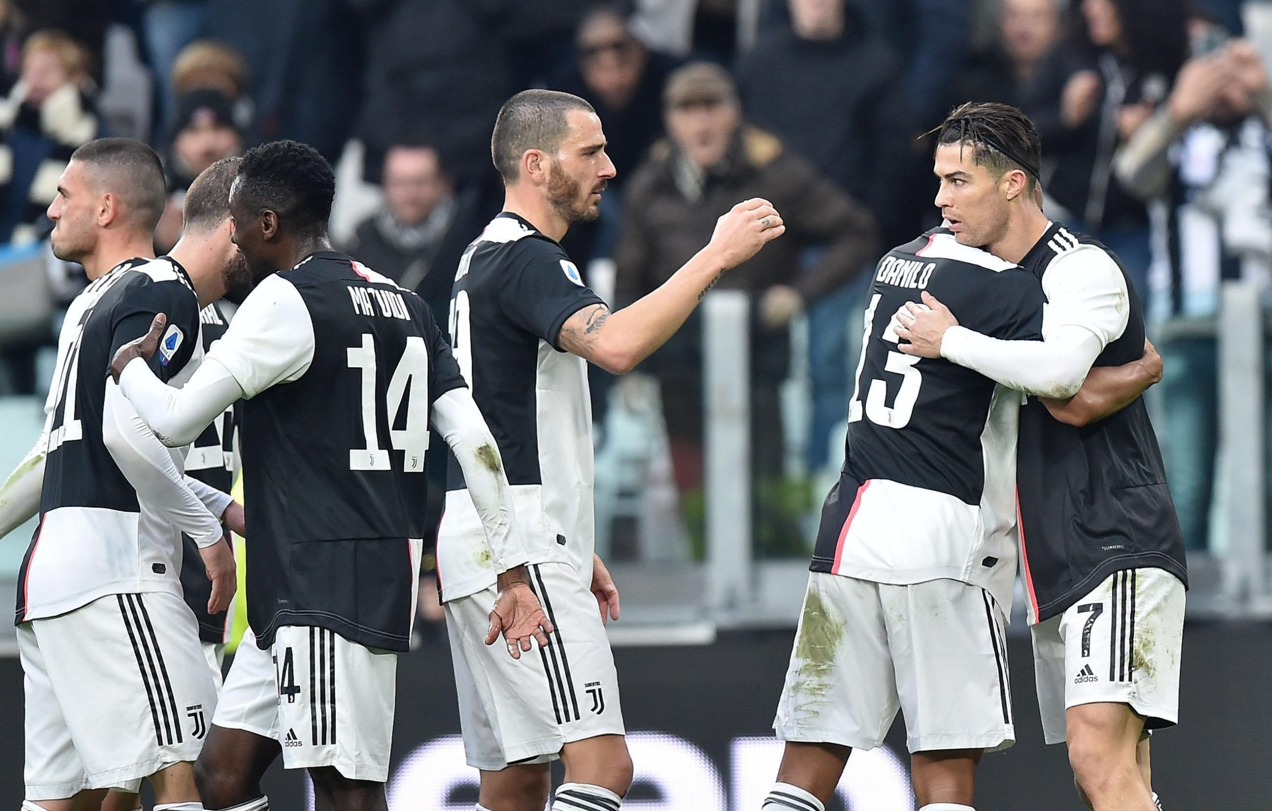 epa08073801 Juventus' Cristiano Ronaldo (R) jubilates with his teammates after scoring during the Italian Serie A soccer match Juventus FC vs Udinese Calcio at the Allianz Stadium in Turin, Italy, 15 December 2019.  EPA/ALESSANDRO DI MARCO