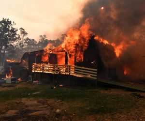 epa08081129 A home lost to a bushfire on Hassall Road in Buxton as the Green Wattle Creek Fire threatens a number of communities in the south west of Sydney, NSW, Australia, 19 December 2019. Soaring temperatures exceeding 40 degrees Celsius and north westerly winds are fanning a number of fires around Sydney.  EPA/DEAN LEWINS  AUSTRALIA AND NEW ZEALAND OUT