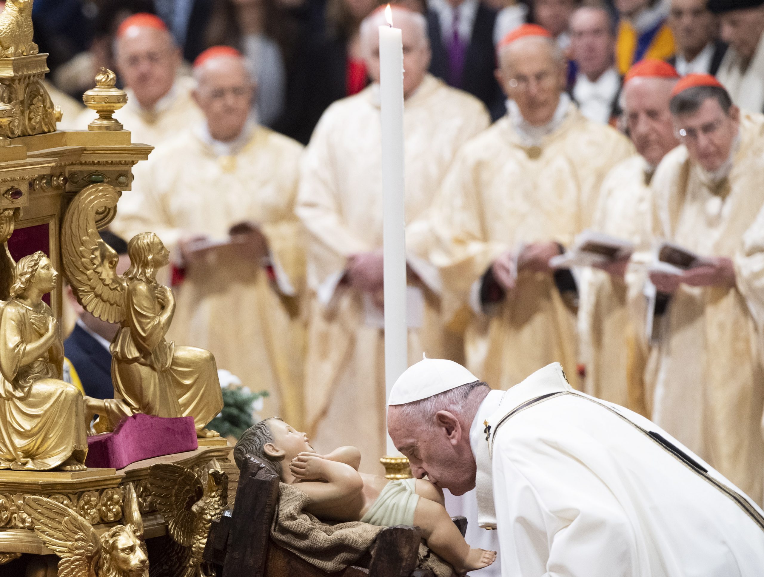 epa08089355 Pope Francis kisses Holy Jesus statue as he leads the Christmas Holy Mass in Saint Peter's Basilica at the Vatican, 24 December 2019.  EPA/CLAUDIO PERI
