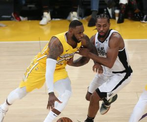 epa08090177 Los Angeles Lakers forward LeBron James (L) dribbles past Los Angeles Clippers forward Kawhi Leonard (C) during the NBA basketball game between the Los Angeles Lakers and the Los Angeles Clippers at the Staples Center in Los Angeles, California, USA, 25 December 2019.  EPA/ADAM S DAVIS  SHUTTERSTOCK OUT
