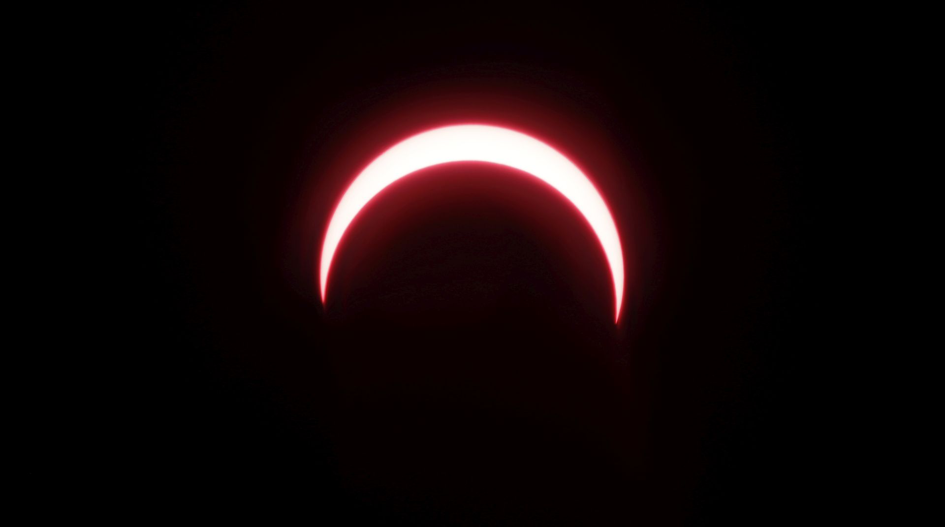 epa08090357 A picture take through a special glass shows the solar eclipse as seen from Banda Aceh, Indonesia 26 December 2019. The solar eclipse was visible in Indonesia, Saudi Arabia, Qatar, the United Arab Emirates (UAE), Oman, India, Sri Lanka, Singapore, Malaysia and parts of the Indian and Pacific Oceans.  EPA/HOTLI SIMANJUNTAK