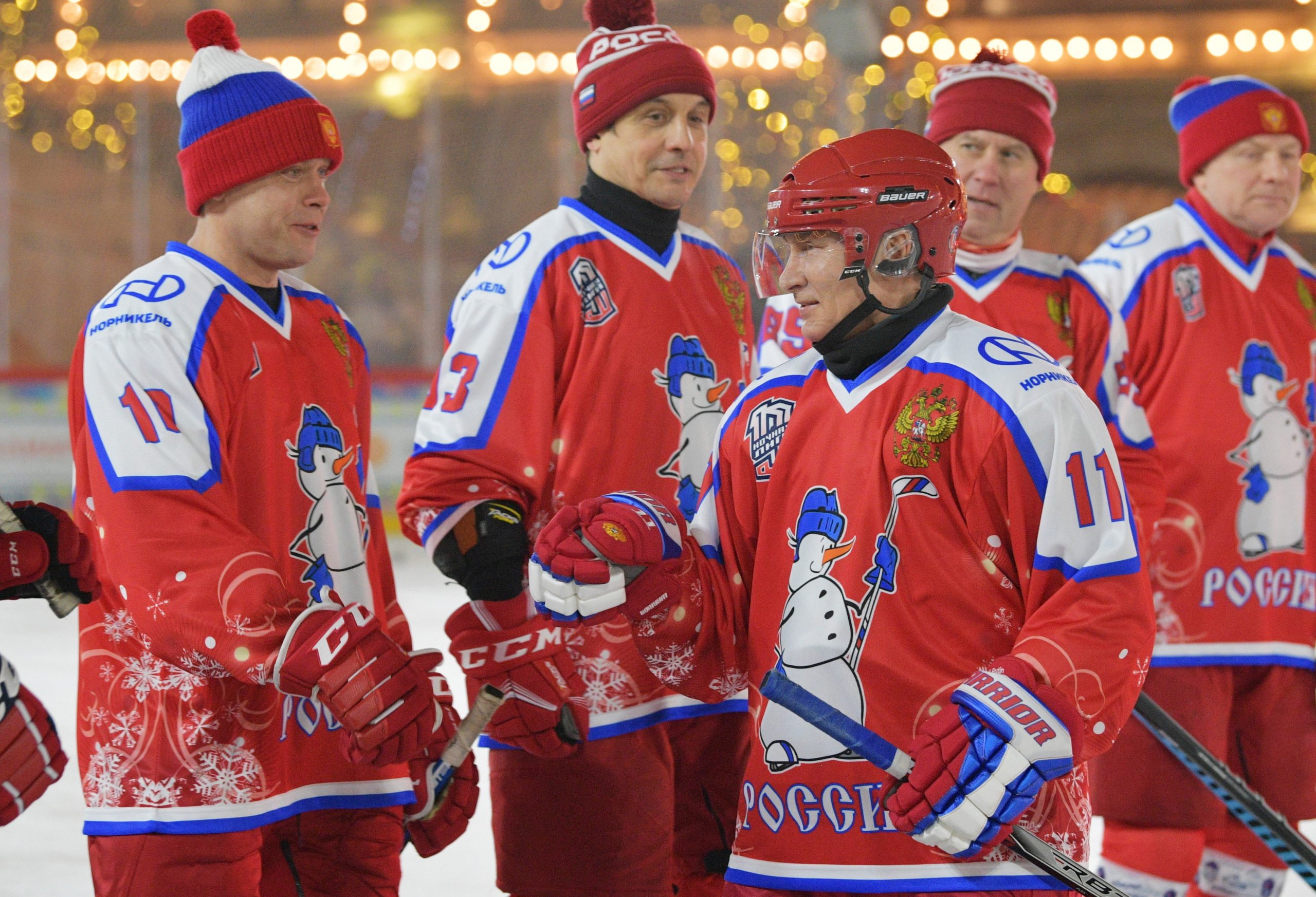 epa08090934 Russian President Vladimir Putin (C) greets participants of a Night Hockey League friendly match at the ice rink in the Red Square in Moscow, Russia, 25 December 2019.  EPA/ALEXEI DRUZHININ / KREMLIN POOL / SPUTNIK MANDATORY CREDIT