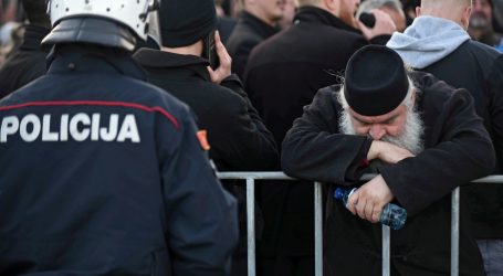 Crnogorska policija suzavcem razbila prosvjed vjernika SPC zbog uhićenja svećenika