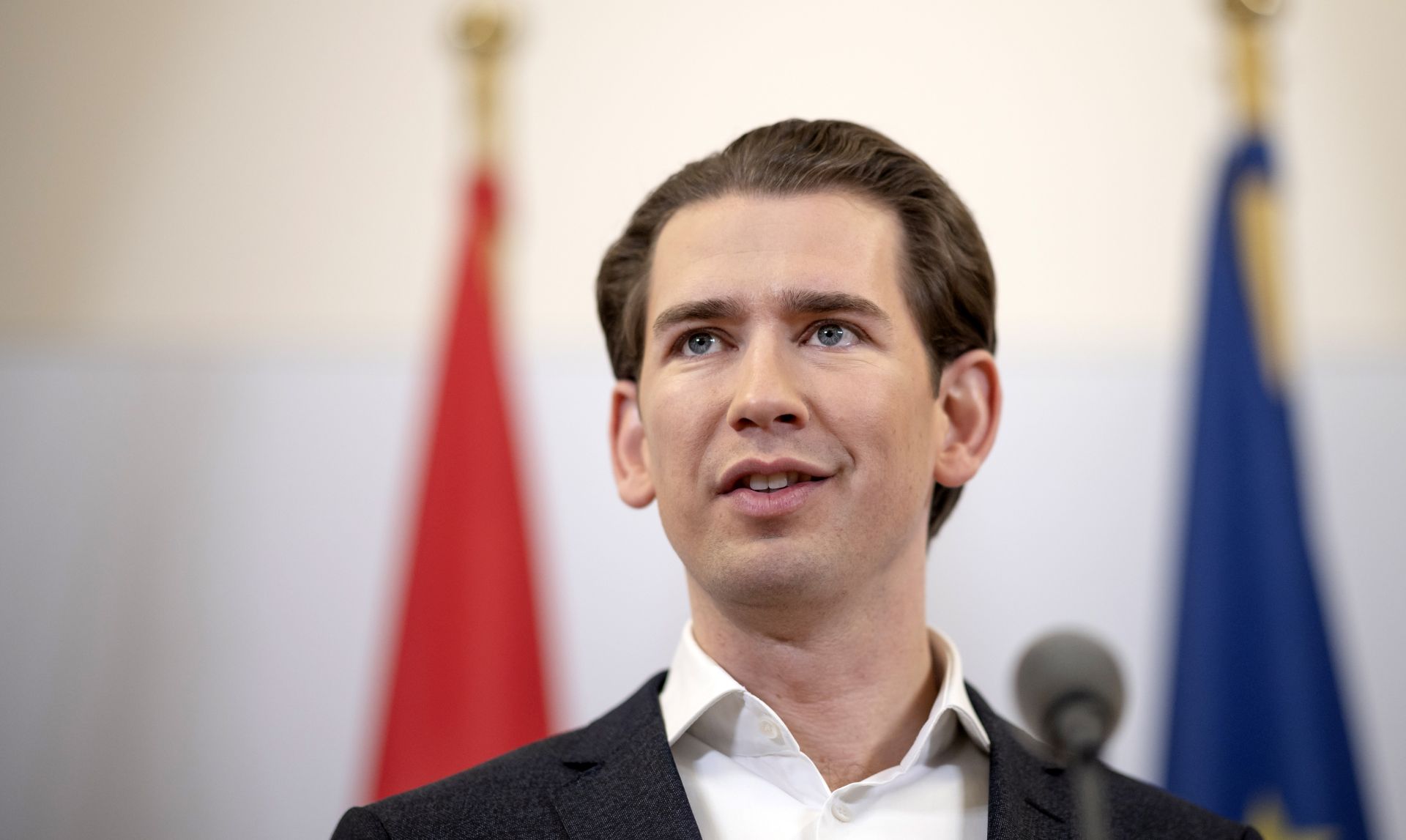 epa08091808 Leader of Austrian People's Party (OeVP), Sebastian Kurz delivers a press statement next to his team during coalition negotiations with the Green Party for a new Austrian government at the Winter Palace of Prince Eugene in Vienna, Austria, 27 December 2019. Austrian President Alexander Van der Bellen gave Kurz a mandate to build a new coalition government on 07 October 2019.  EPA/CHRISTIAN BRUNA