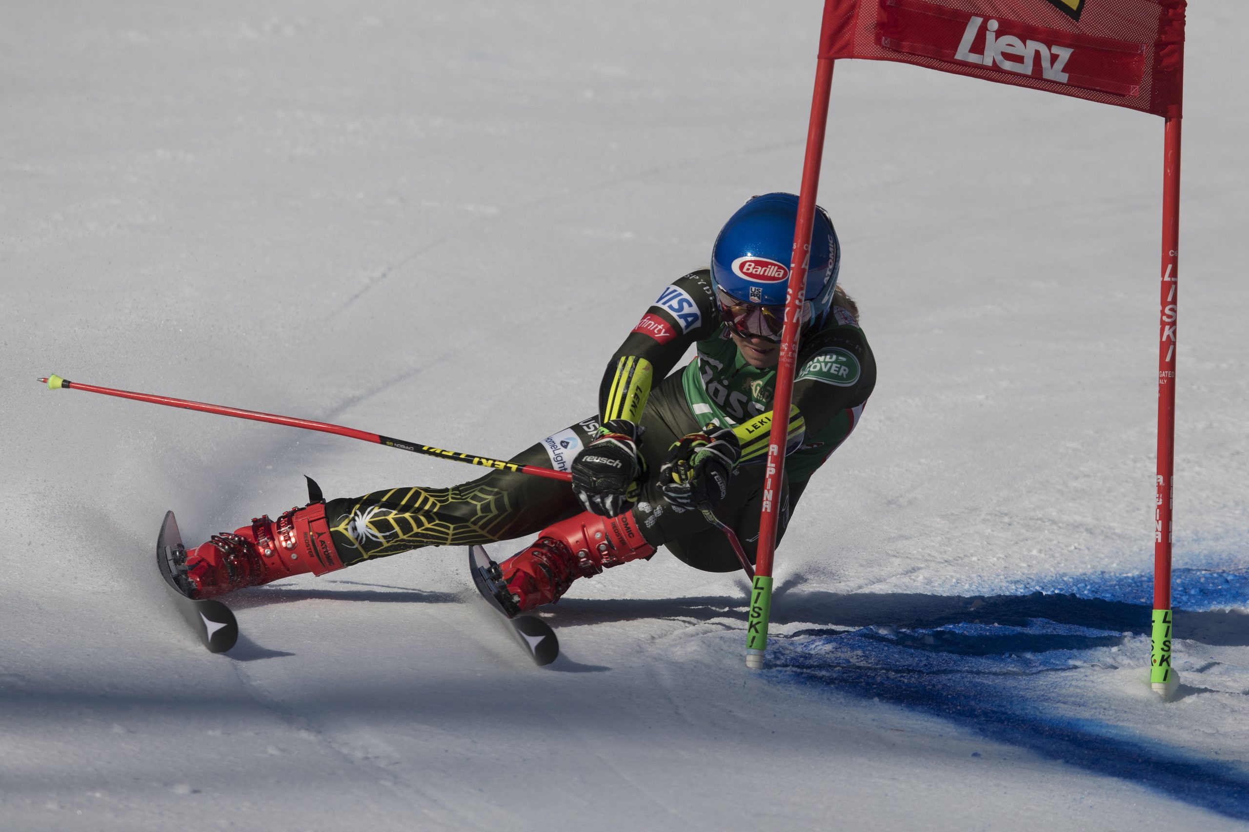 epa08092443 Mikaela Shiffrin of USA clears a gate during the first run of the Women's Giant Slalom race at the FIS Alpine Skiing World Cup event in Lienz, Austria, 28 Dezember 2019.  EPA/ANDREAS SCHAAD