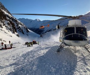 epa08093530 Emergency services at the scene after an avalanche in Val Senales, South Tyrol, northeast Italy, 28 December 2019 (issued 29 December 2019). Three people thought to be German, a woman and two seven-year-old girls, have died in an avalanche while skiing in Val Senales on 28 December.  EPA/STRINGER